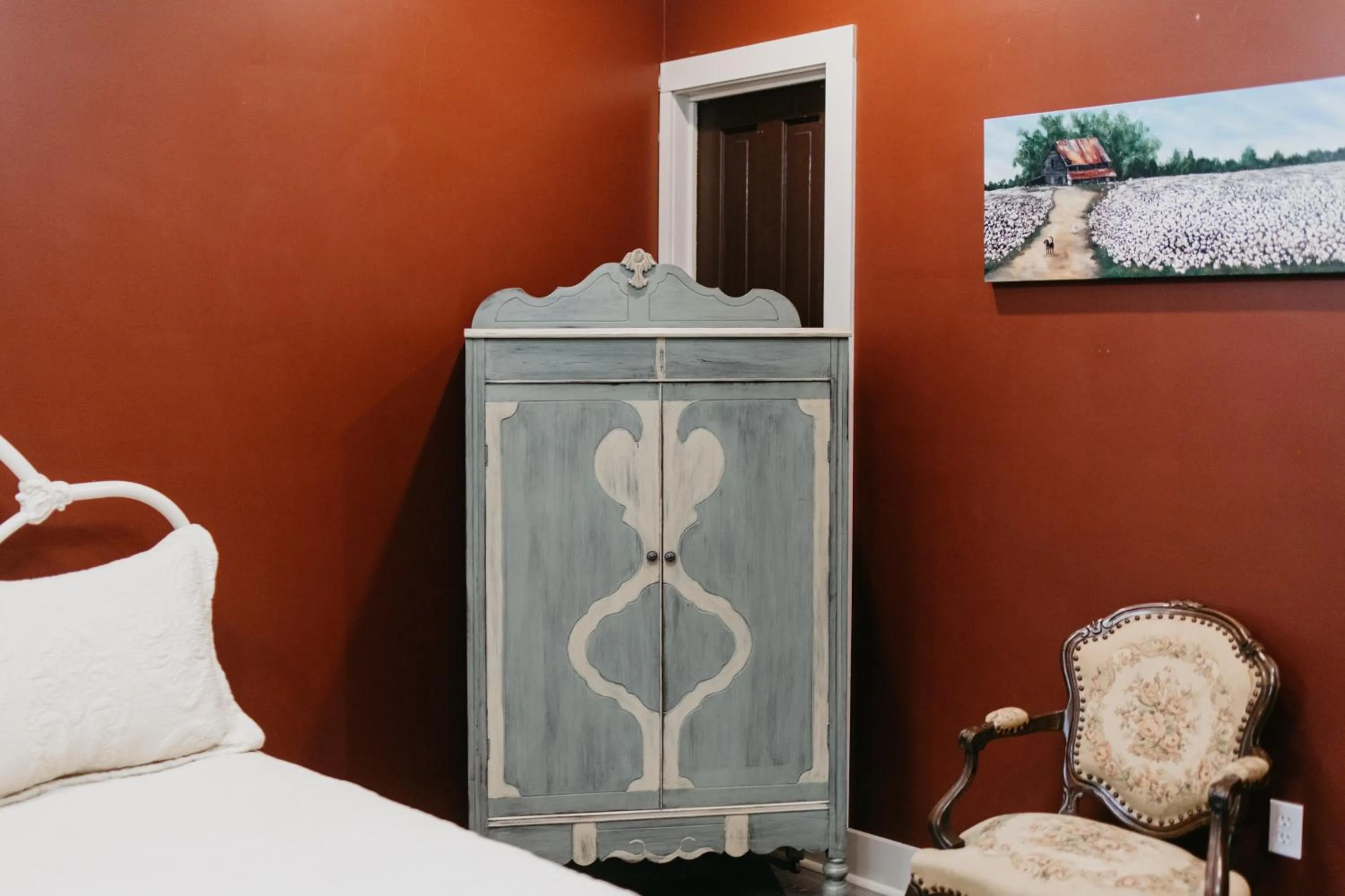 Seating area, Bed in Maison Mouton Bed & Breakfast