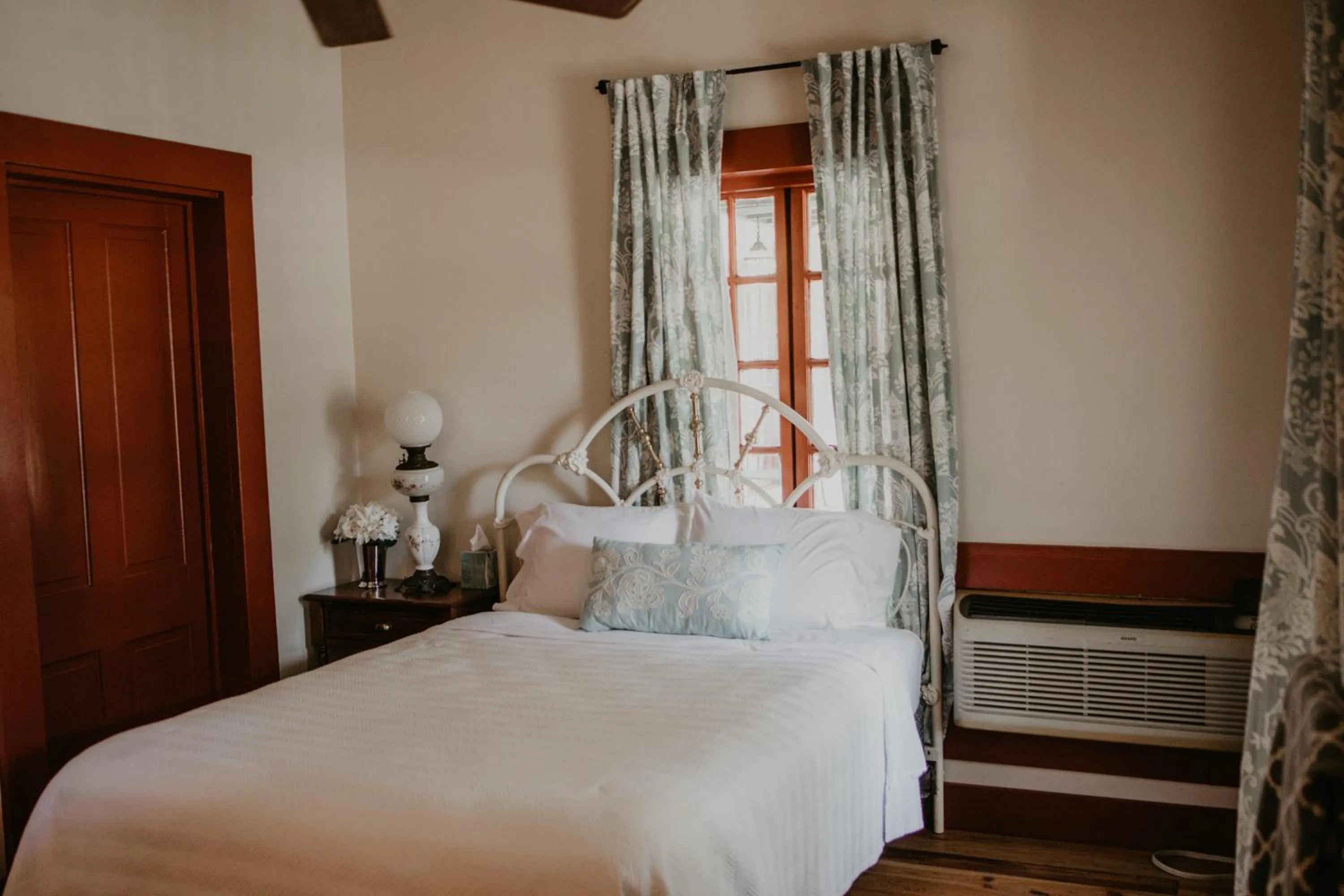 Photo of the whole room, Bed in Maison Mouton Bed & Breakfast