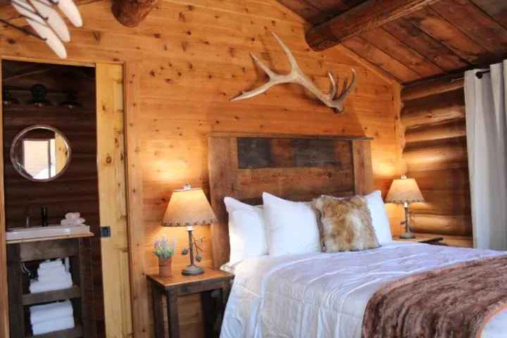Photo of the whole room, Bed in Elkhorn Cabins and Inn