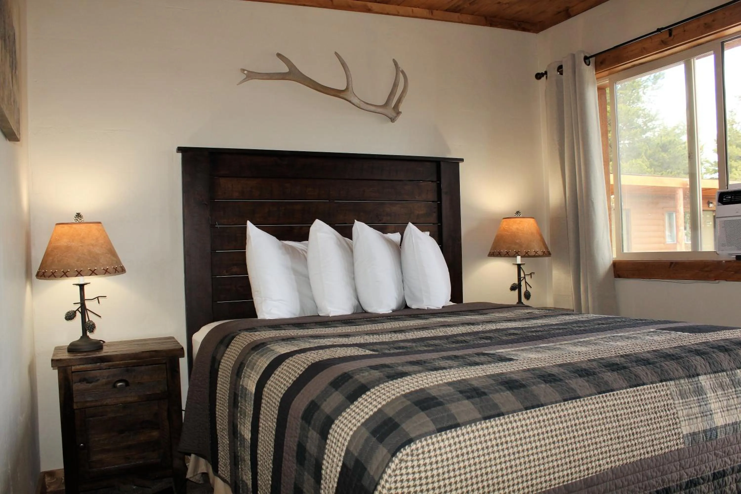 Bed in Elkhorn Cabins and Inn