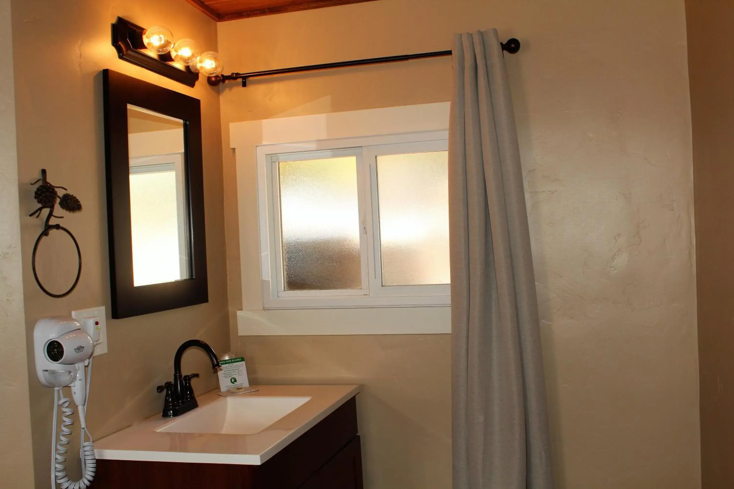 Queen Room in Elkhorn Cabins and Inn Queen Room in Elkhorn Cabins and Inn