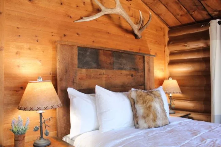 Bed in Elkhorn Cabins and Inn
