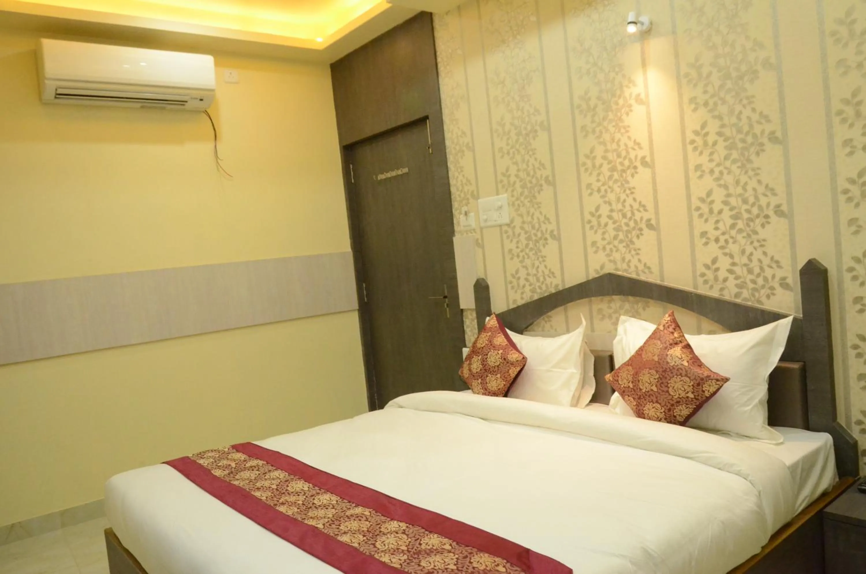 Photo of the whole room, Bed in Hotel Rahil Palace