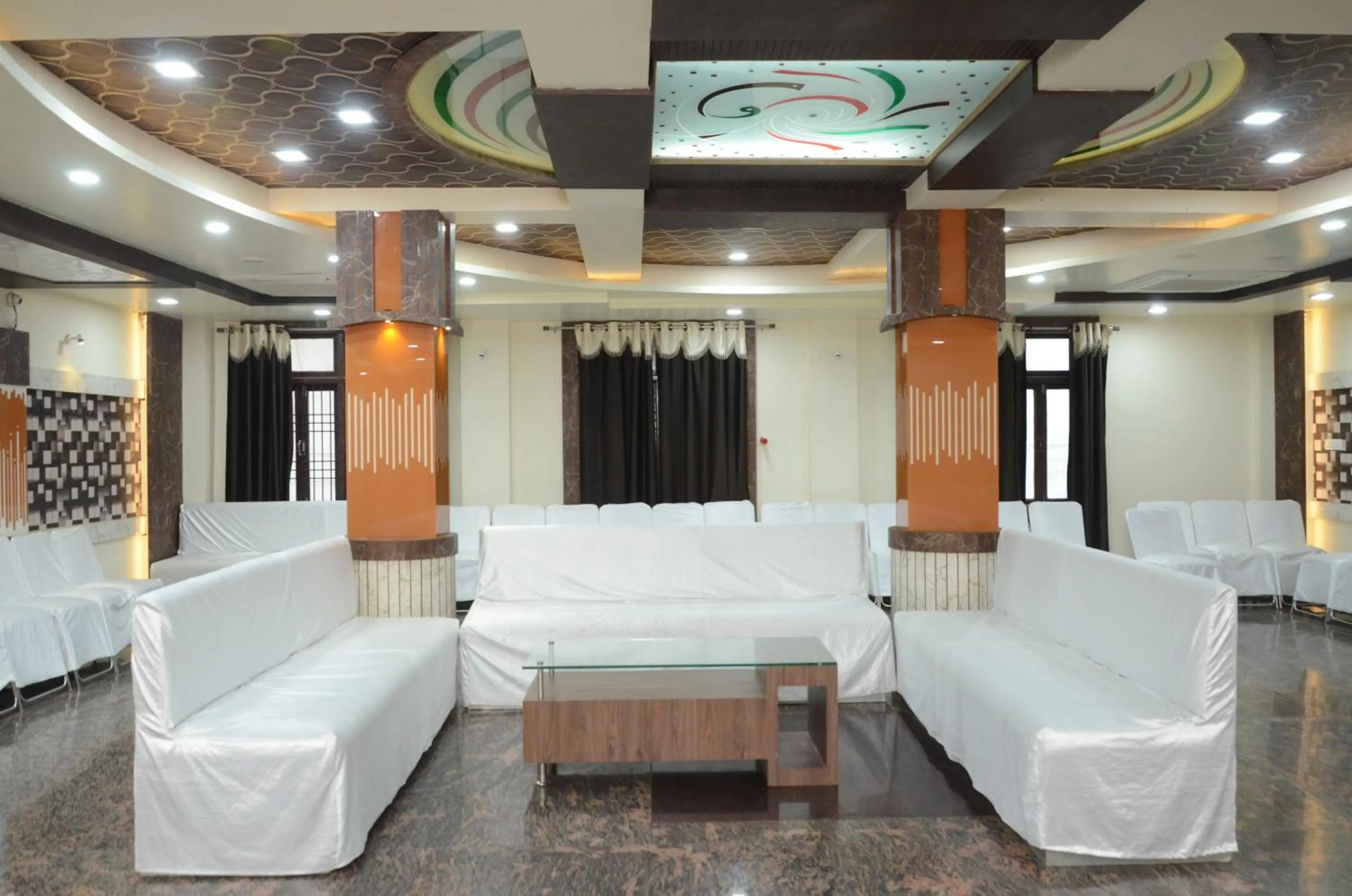 Restaurant/places to eat in Hotel Rahil Palace