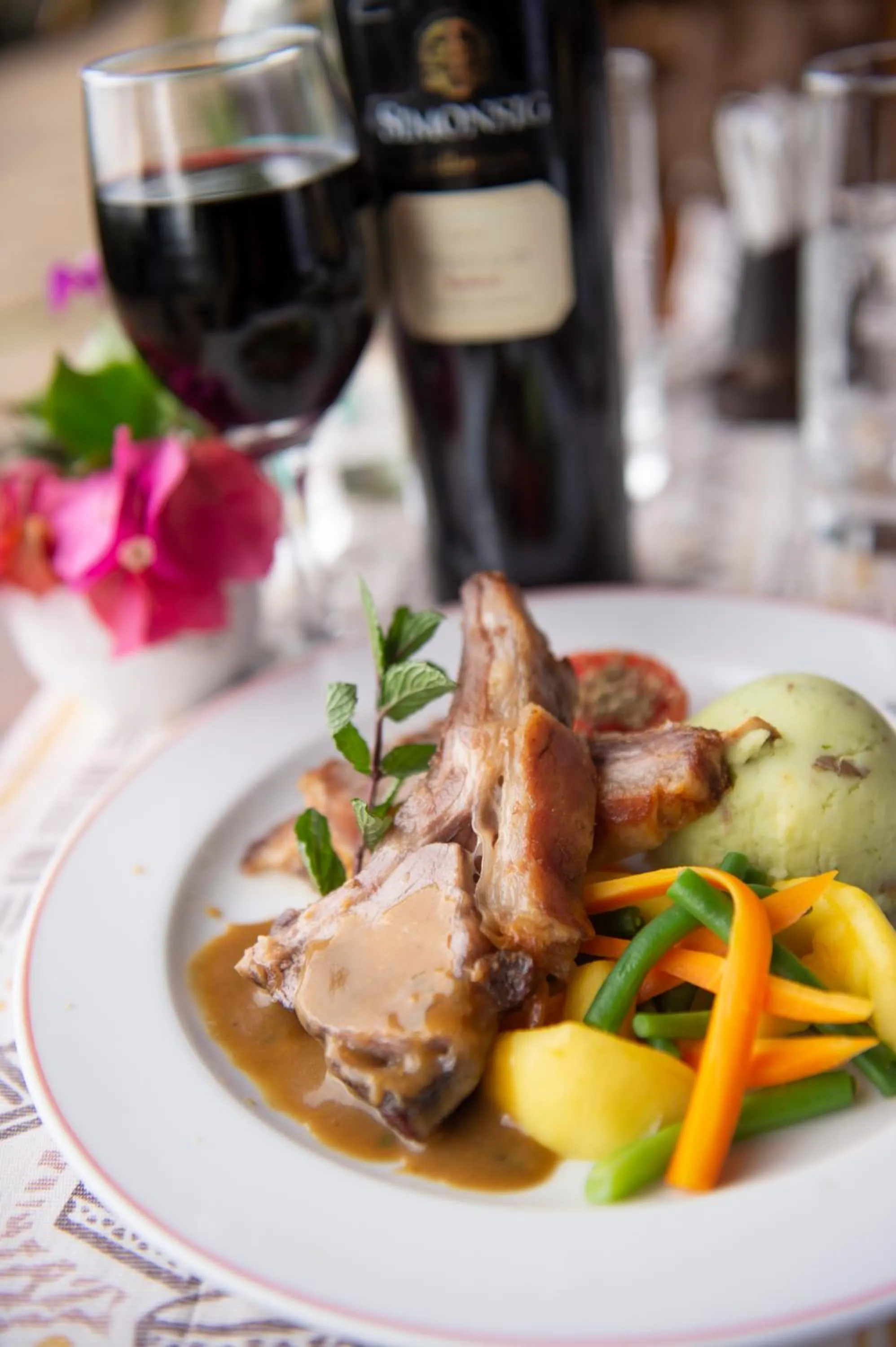 Restaurant/places to eat in Lake Nakuru Lodge