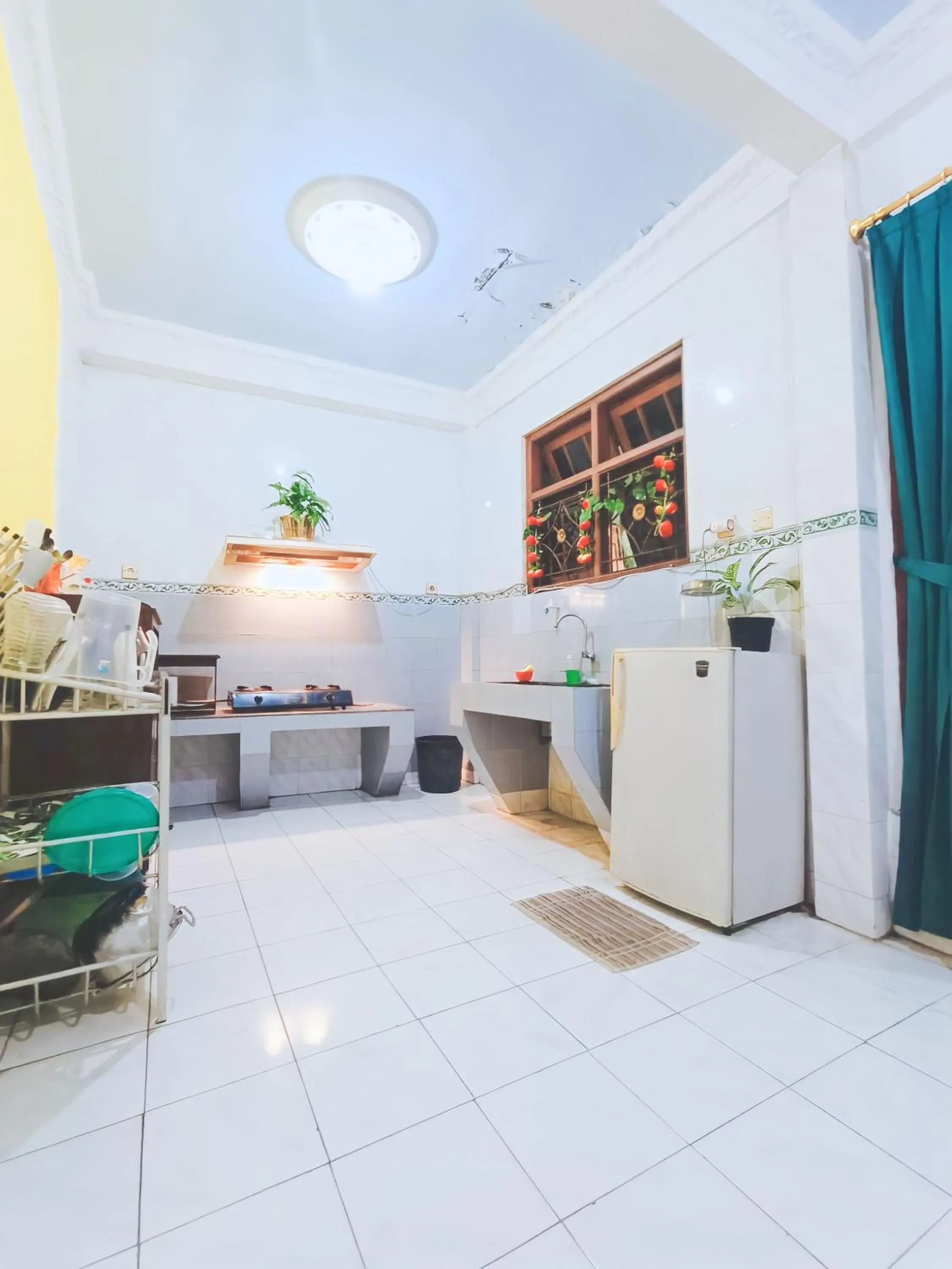 Communal kitchen in Glory Homestay