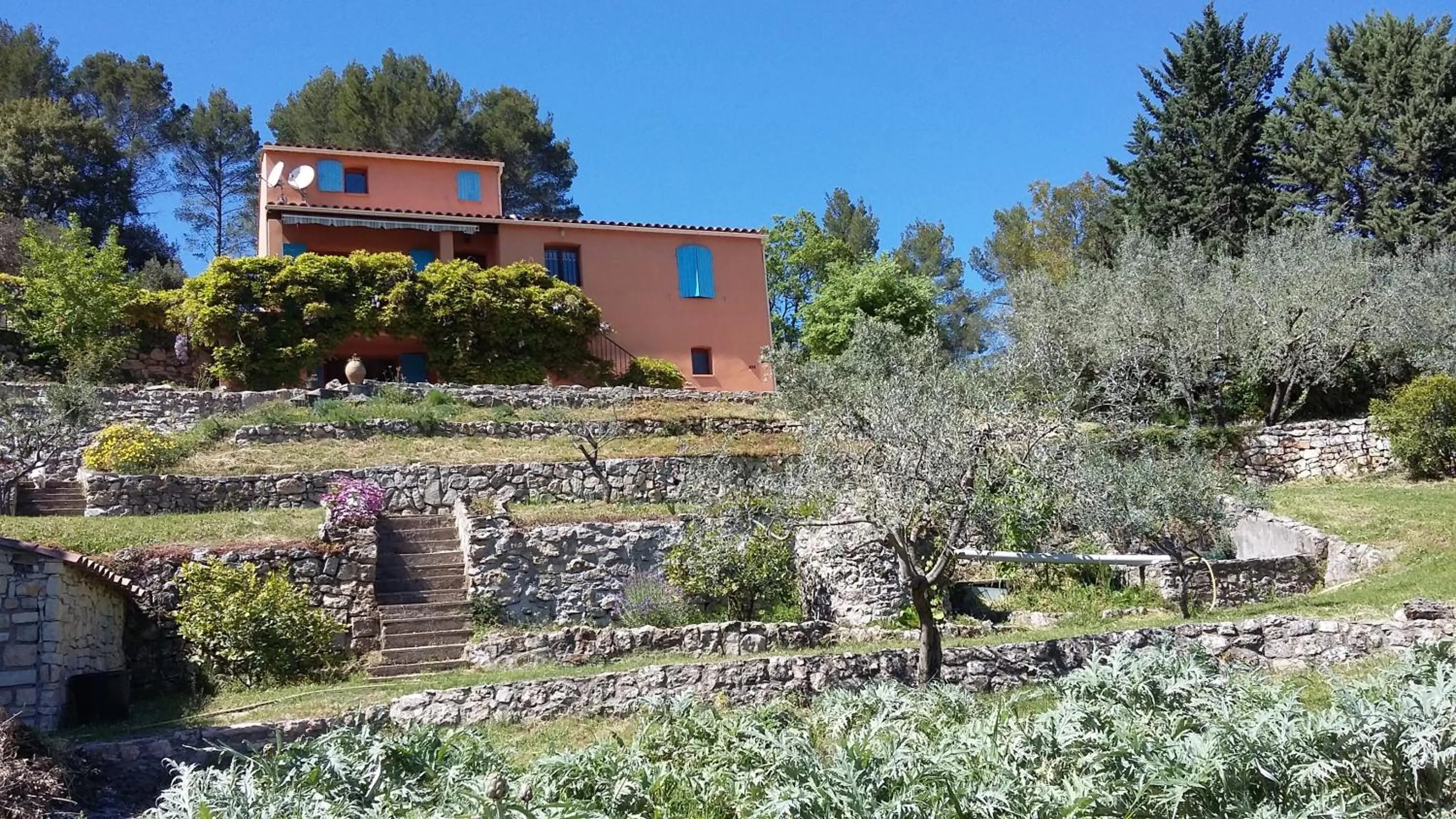 Property building in La roque