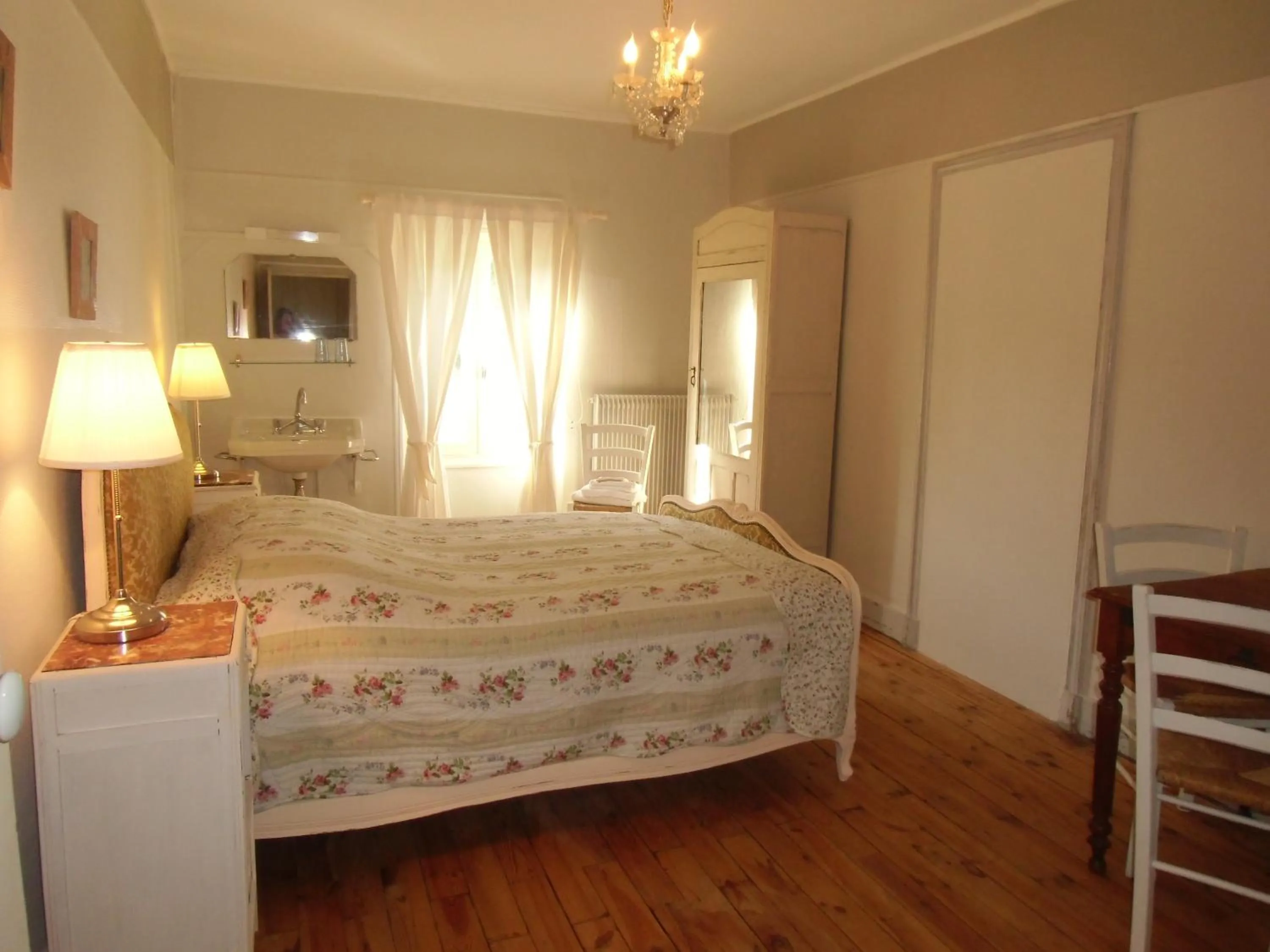 Photo of the whole room in Hôtel De La Providence