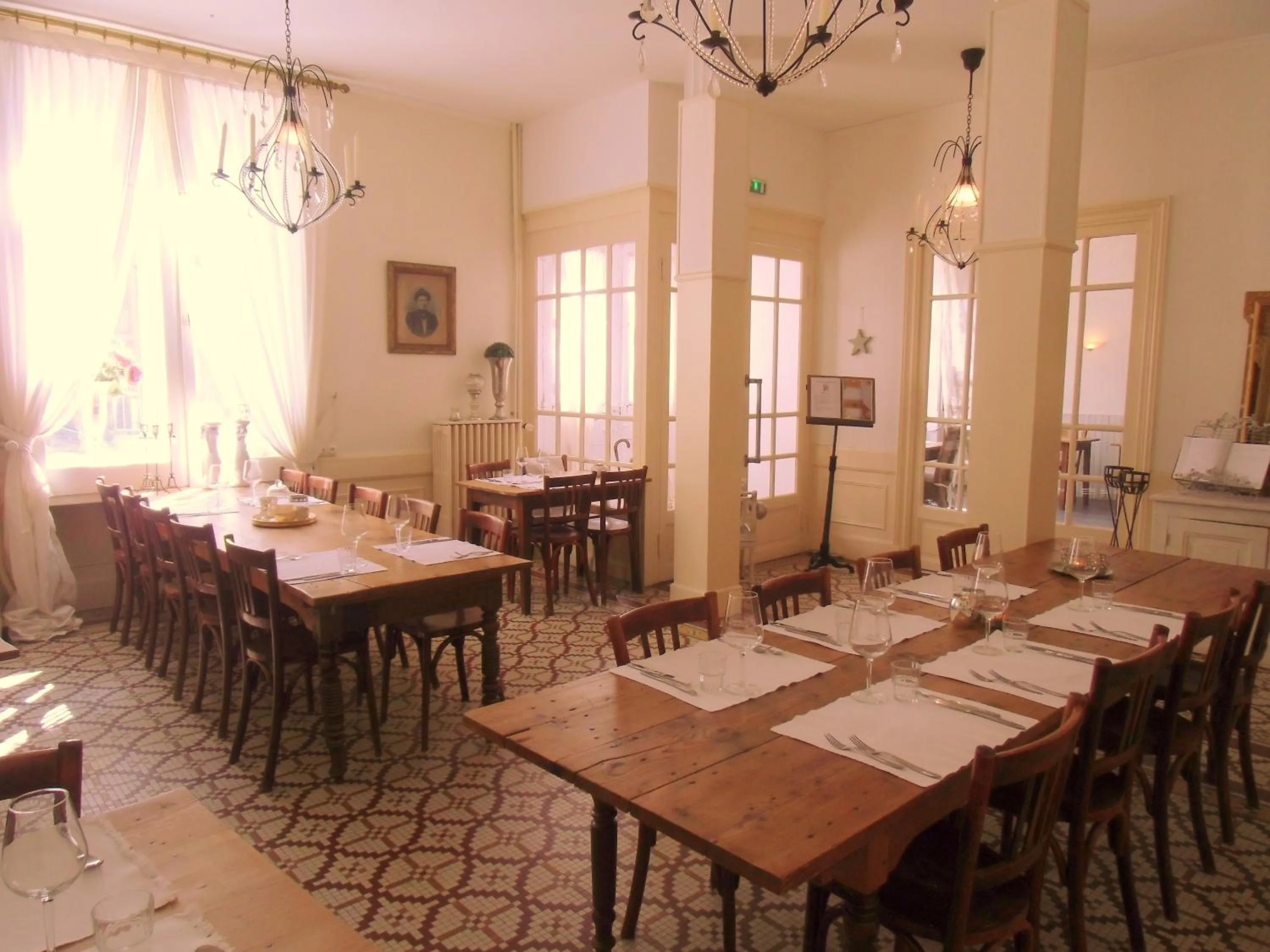 Restaurant/places to eat in Hôtel De La Providence