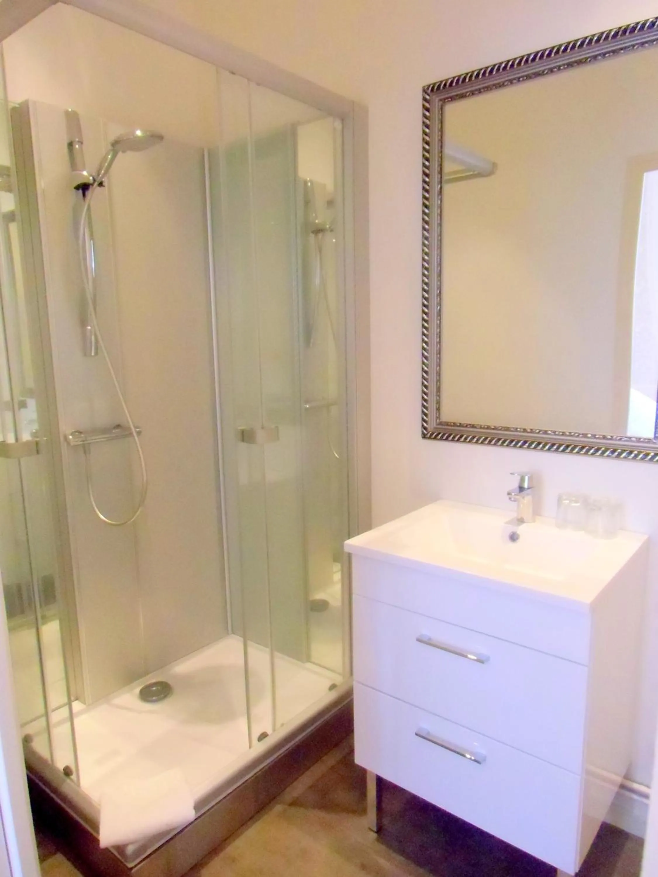 Shower in Hôtel De La Providence