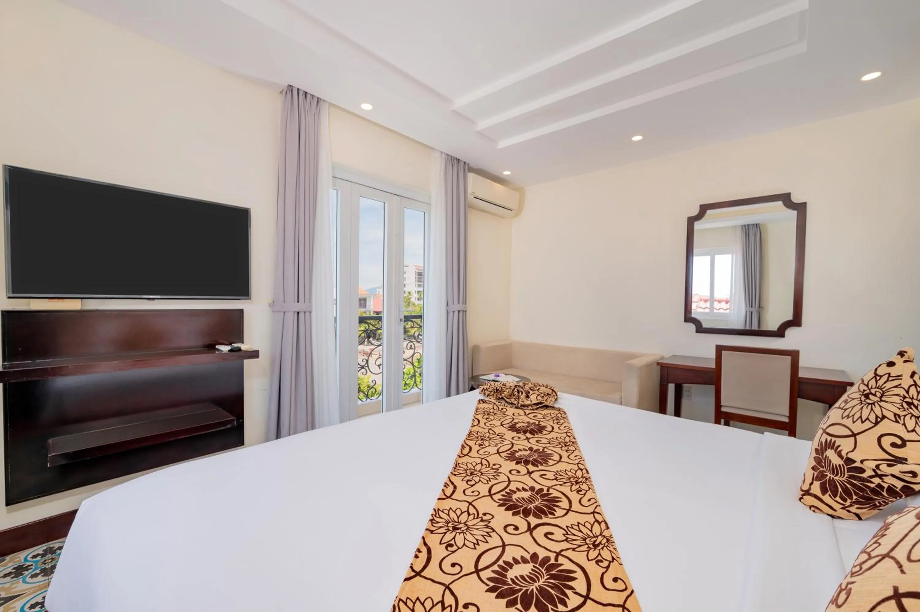 Bed in Hoi An Canal House