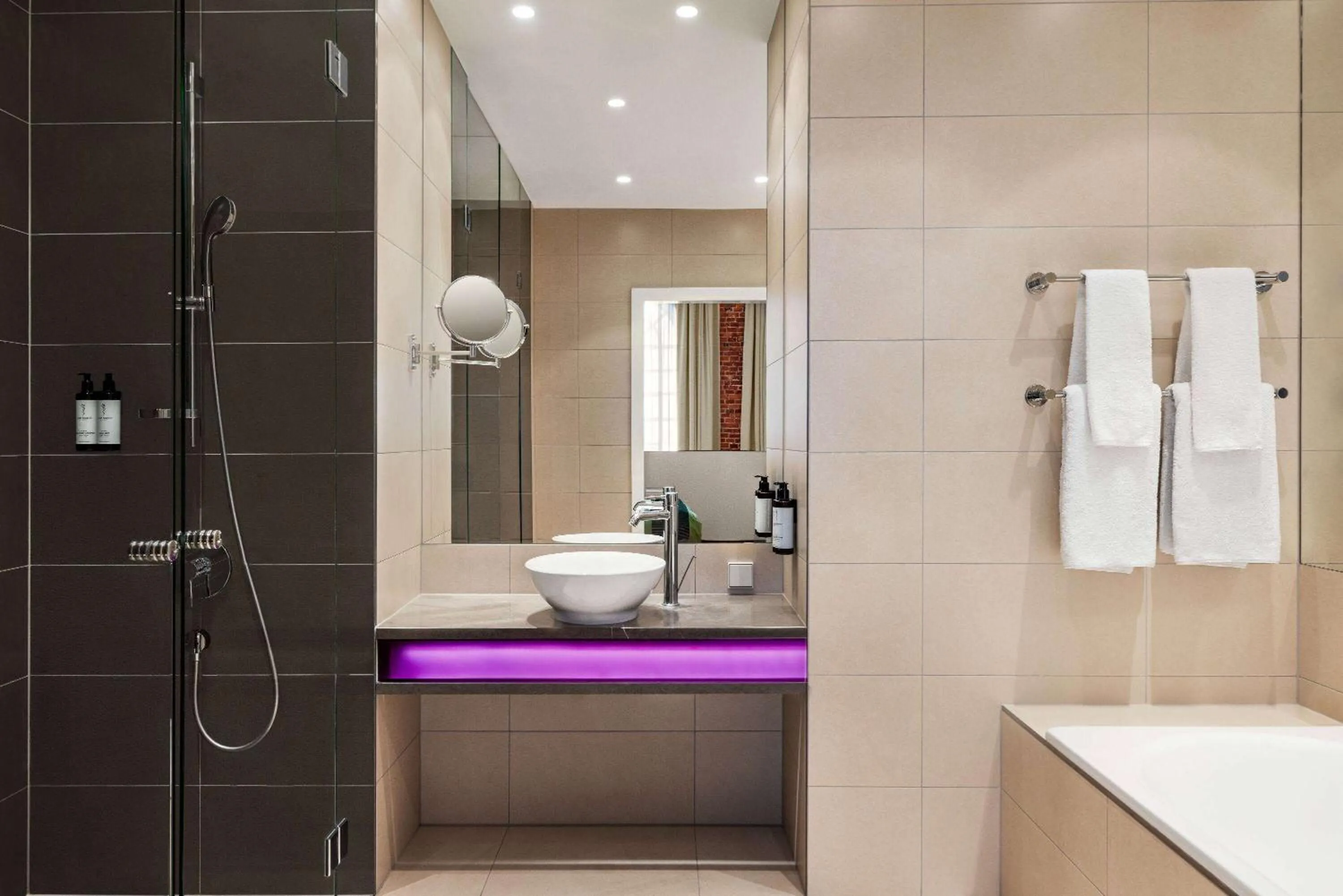 TV and multimedia in Vienna House by Wyndham Andel's Lodz