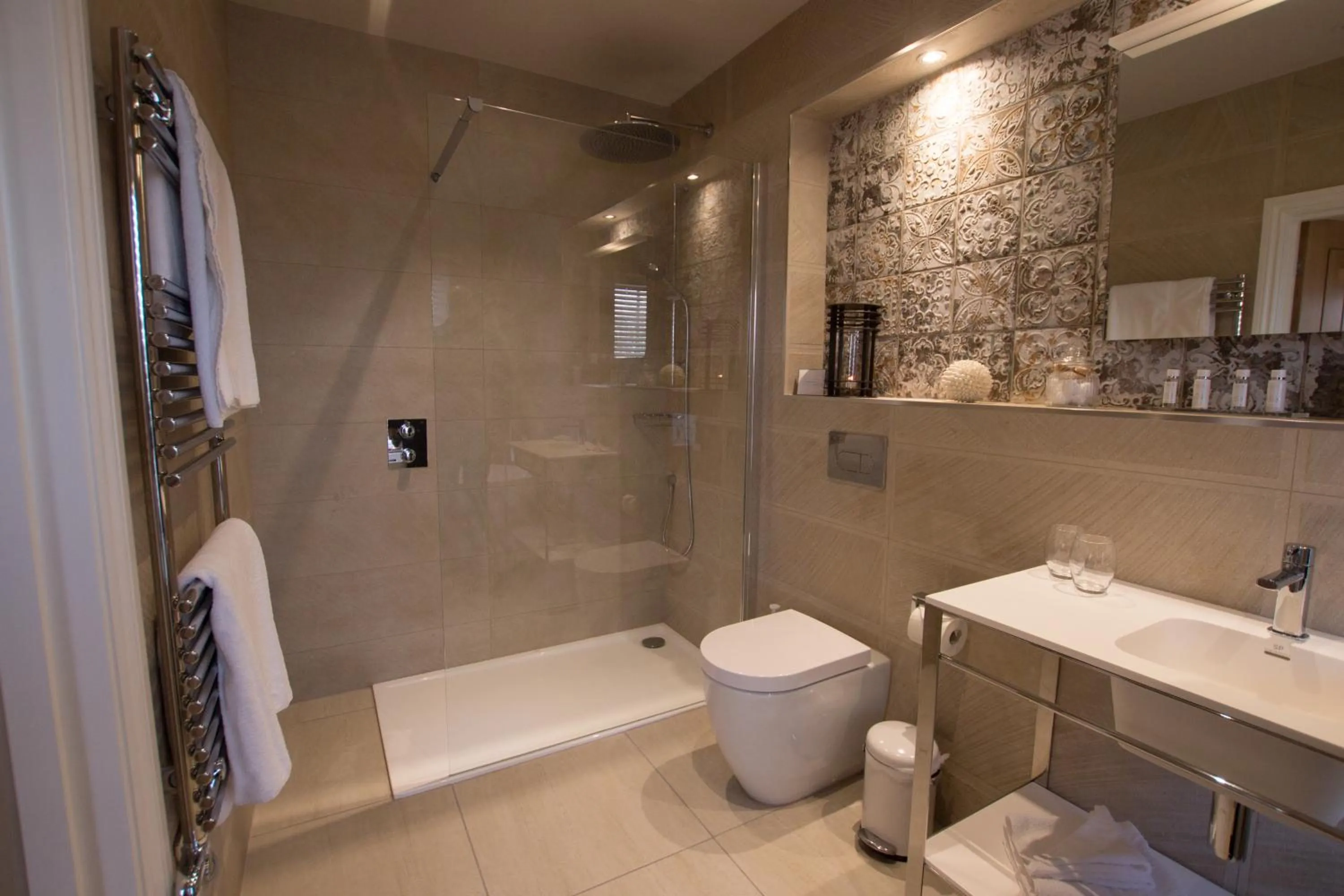 Shower in The Peacock at Barlow