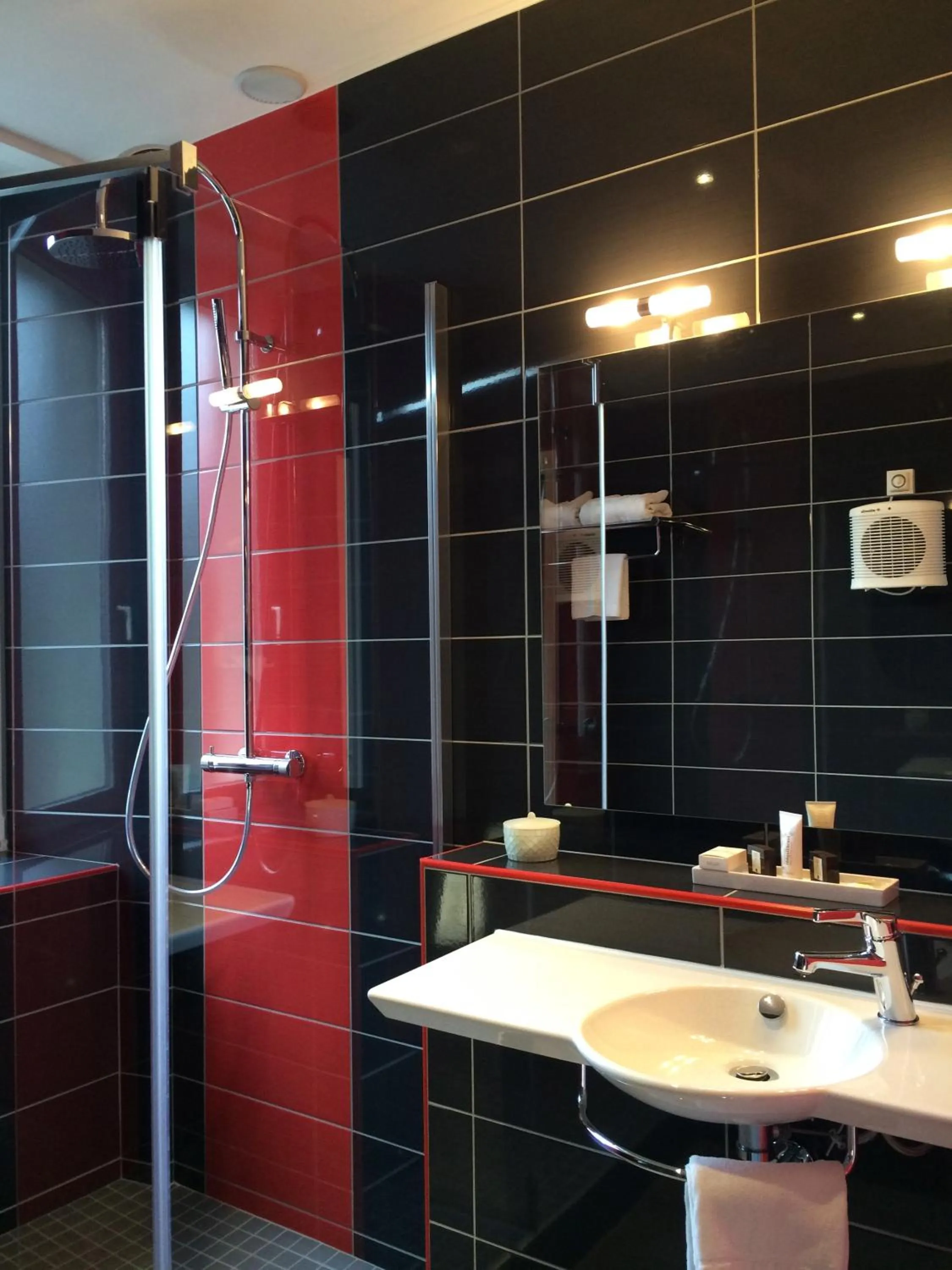 Bathroom in Hôtel Restaurant Taillard