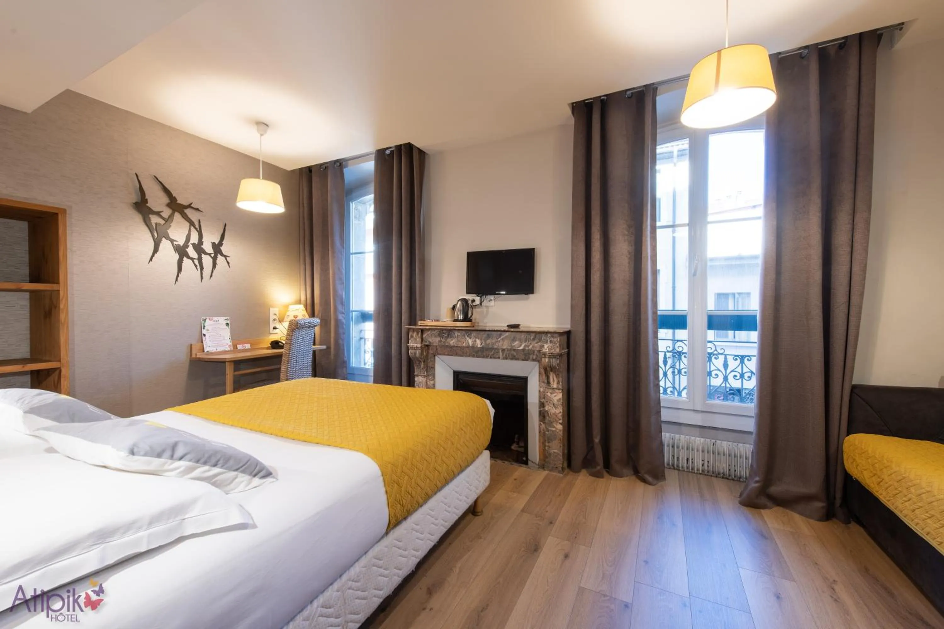 TV and multimedia, Bed in Atipik Hôtel