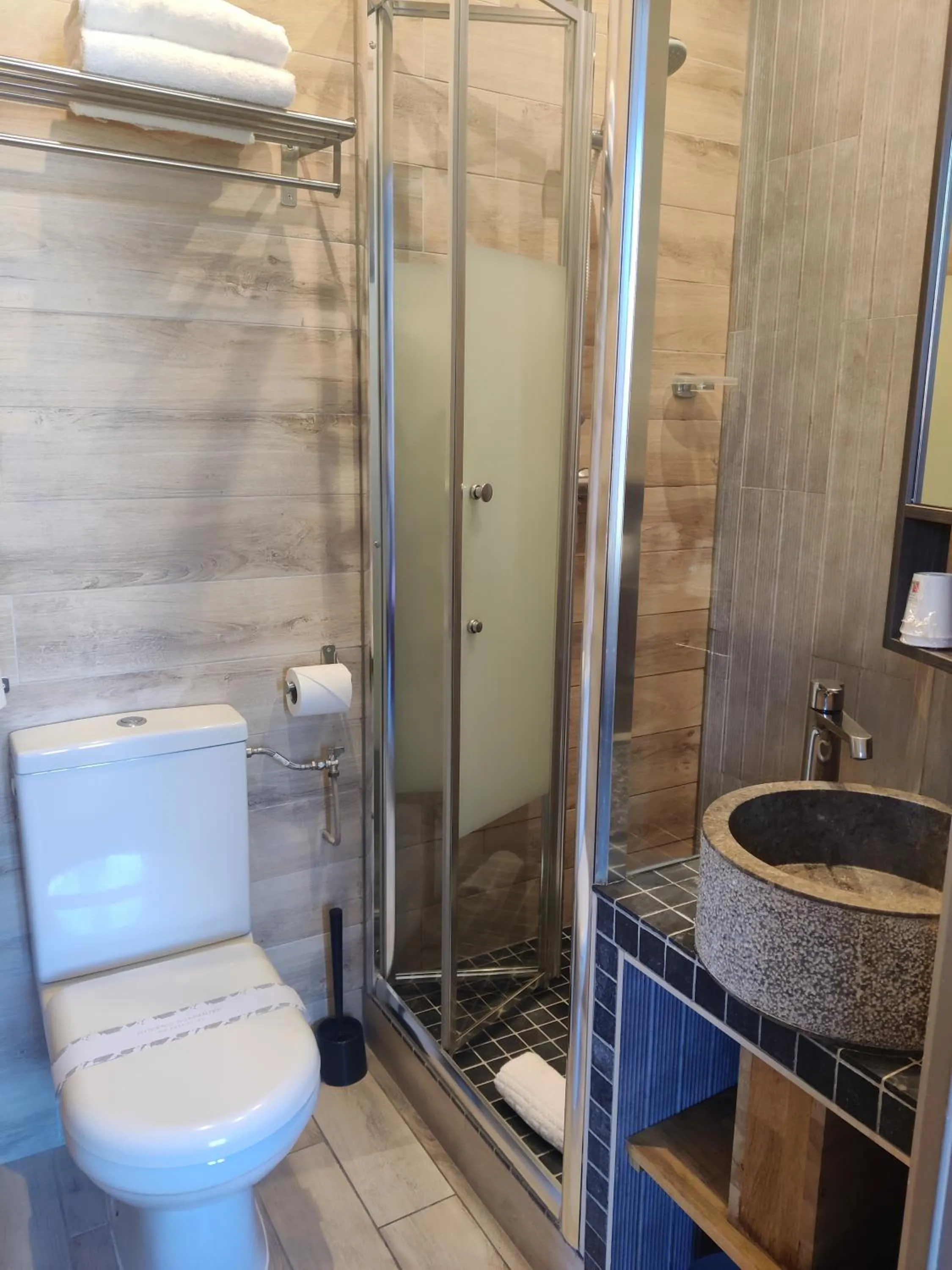 Shower in Atipik Hôtel