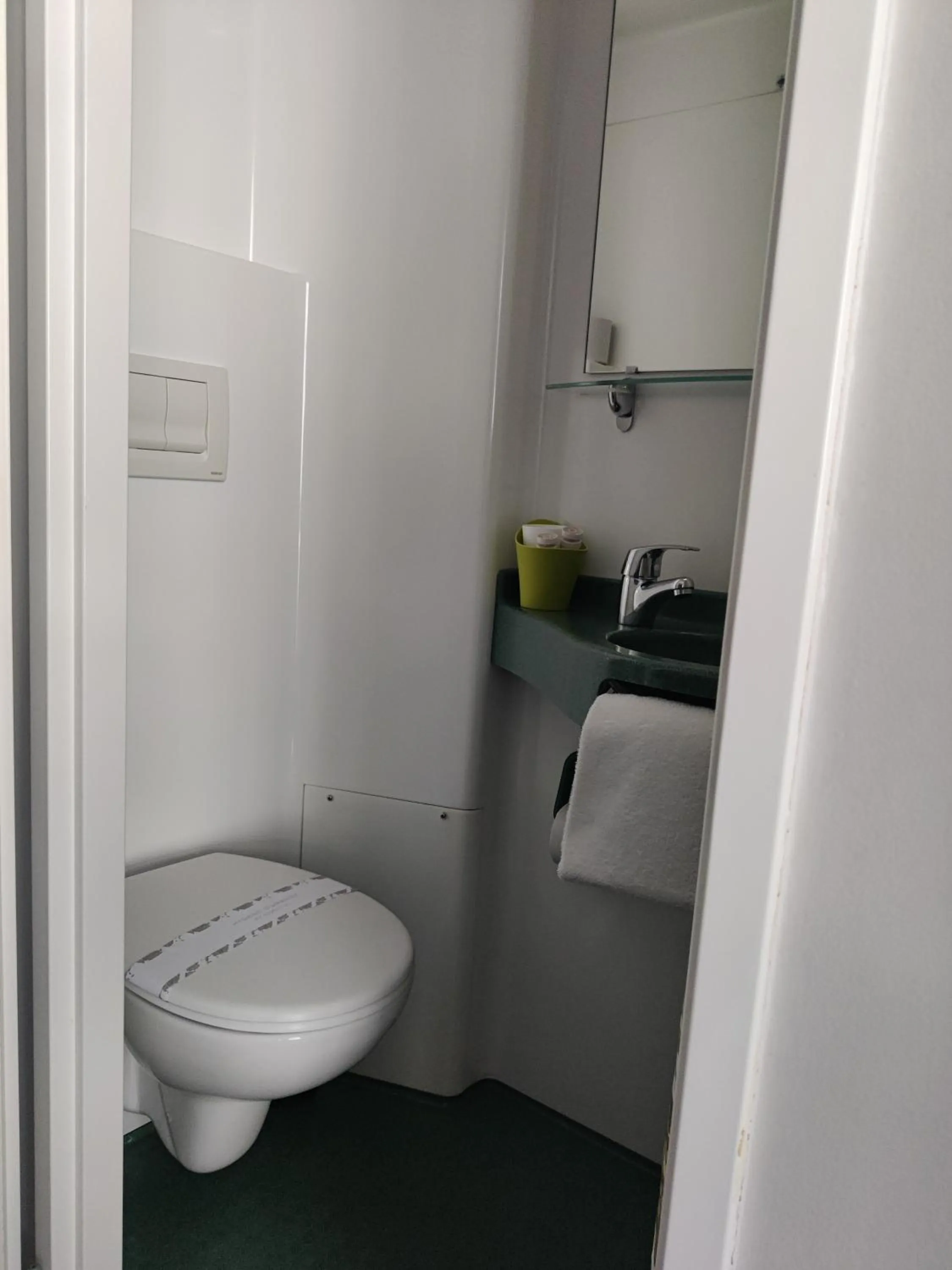 Bath in Atipik Hôtel