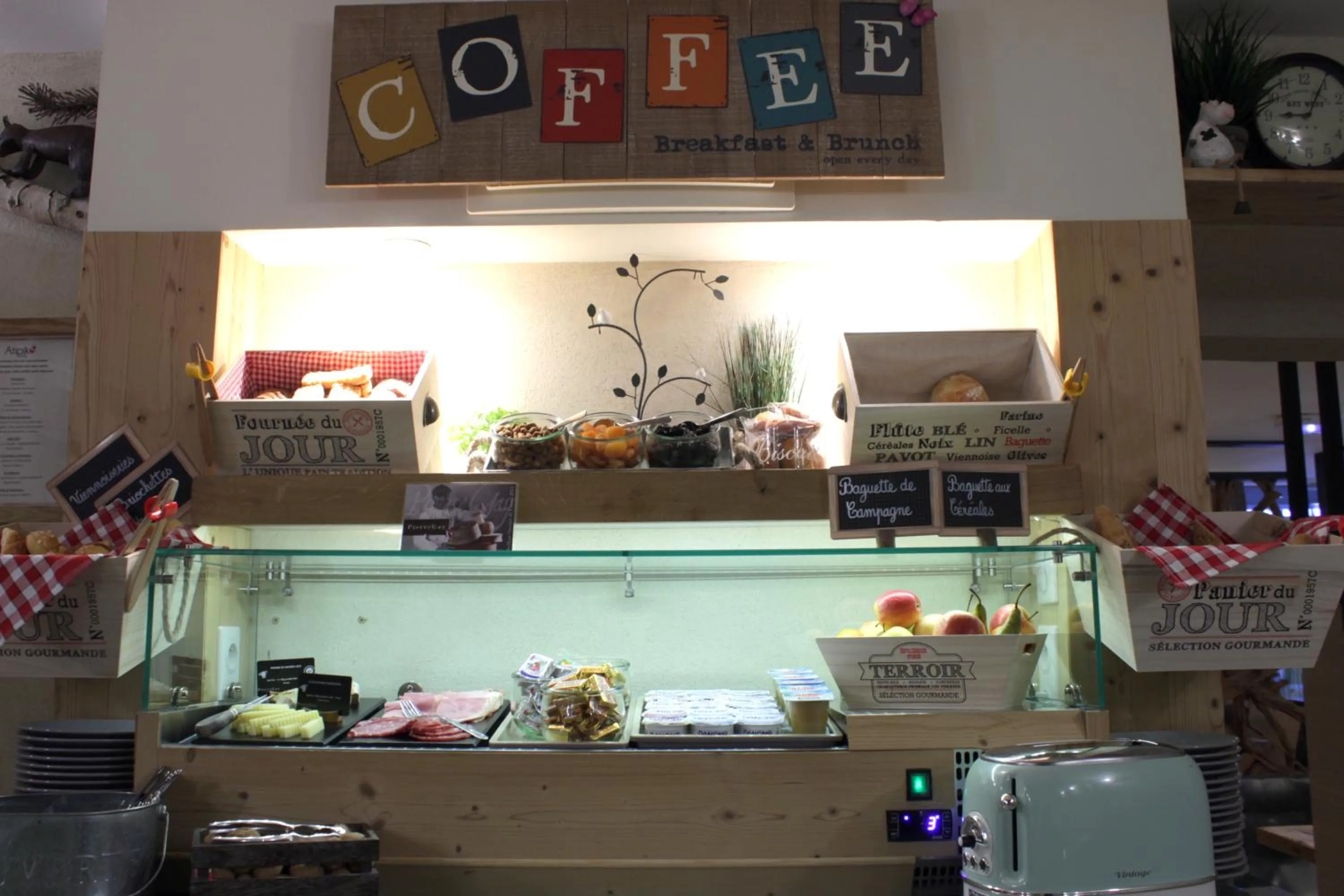 Buffet breakfast in Atipik Hôtel