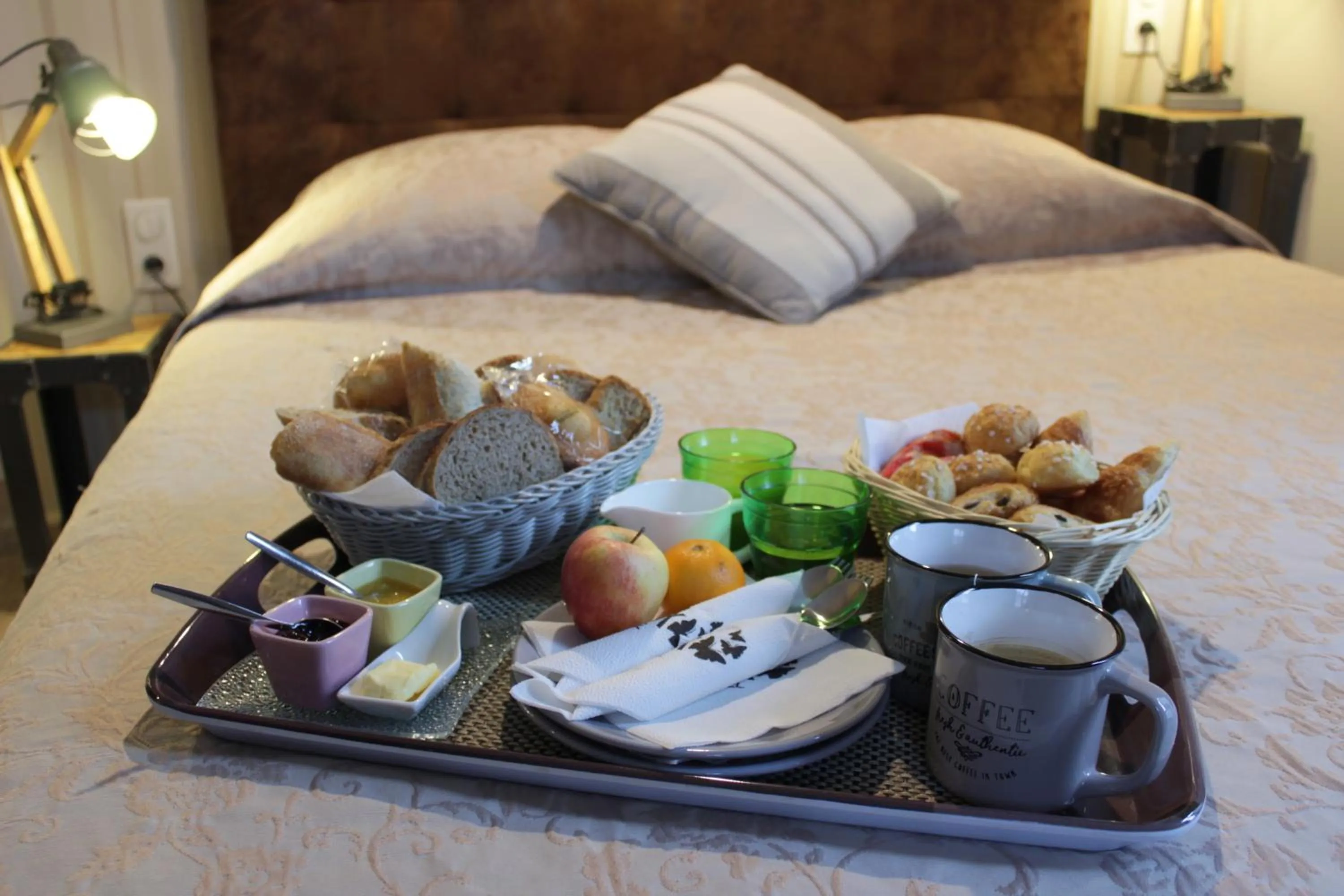 Food and drinks, Bed in Atipik Hôtel