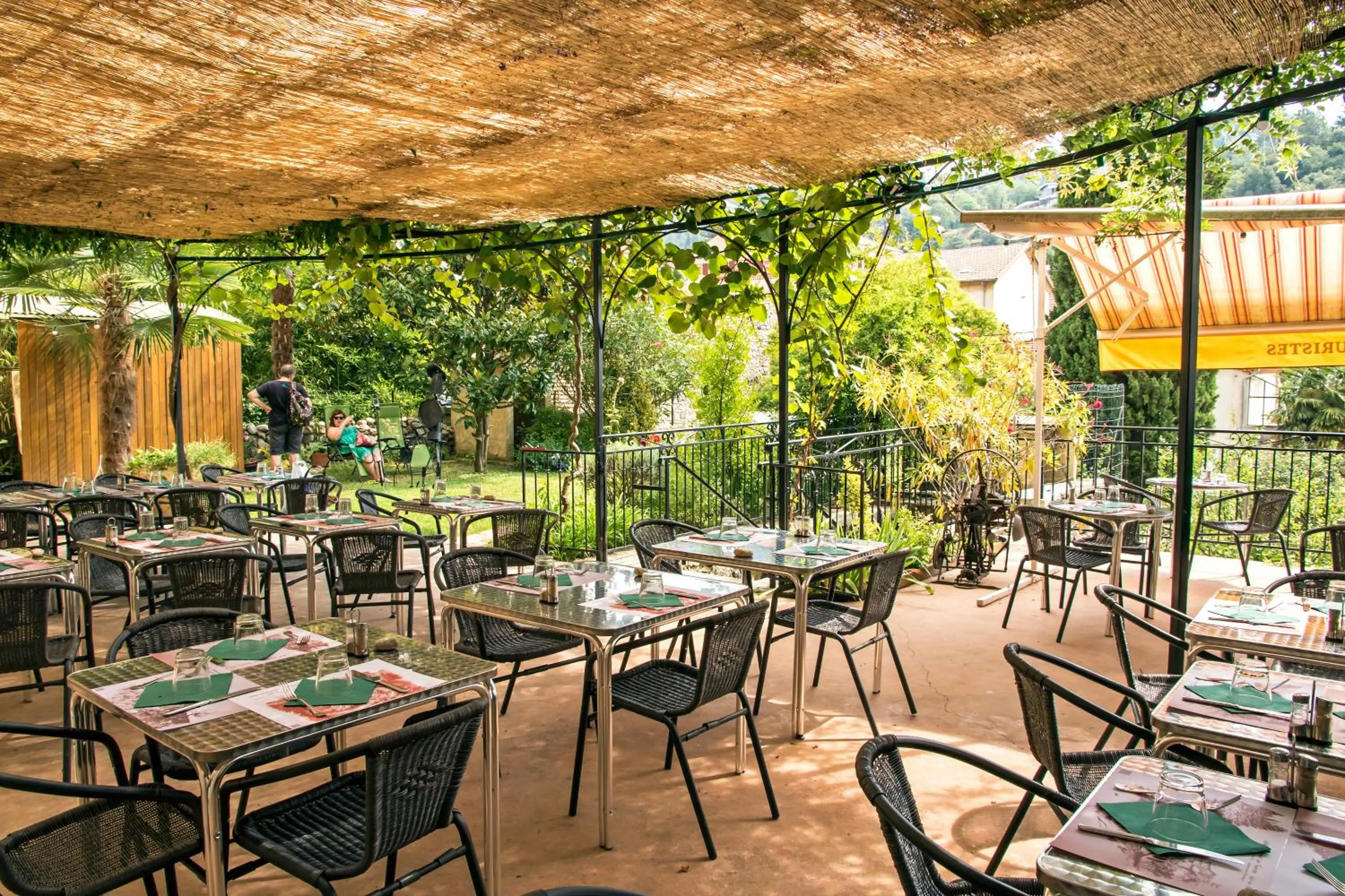 Patio in Hôtel Restaurant Les Touristes