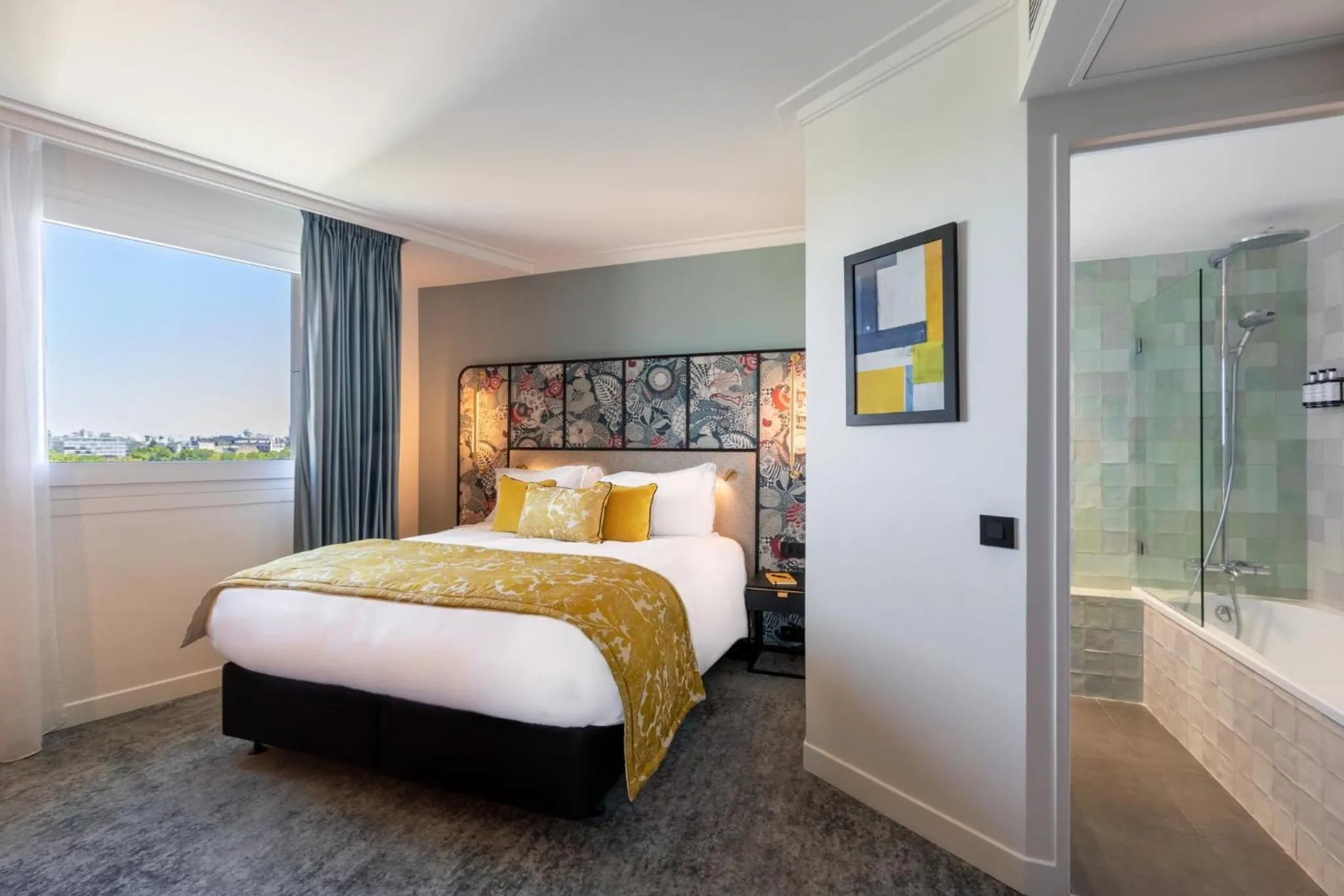 Photo of the whole room, Bed in voco Paris Montparnasse by IHG