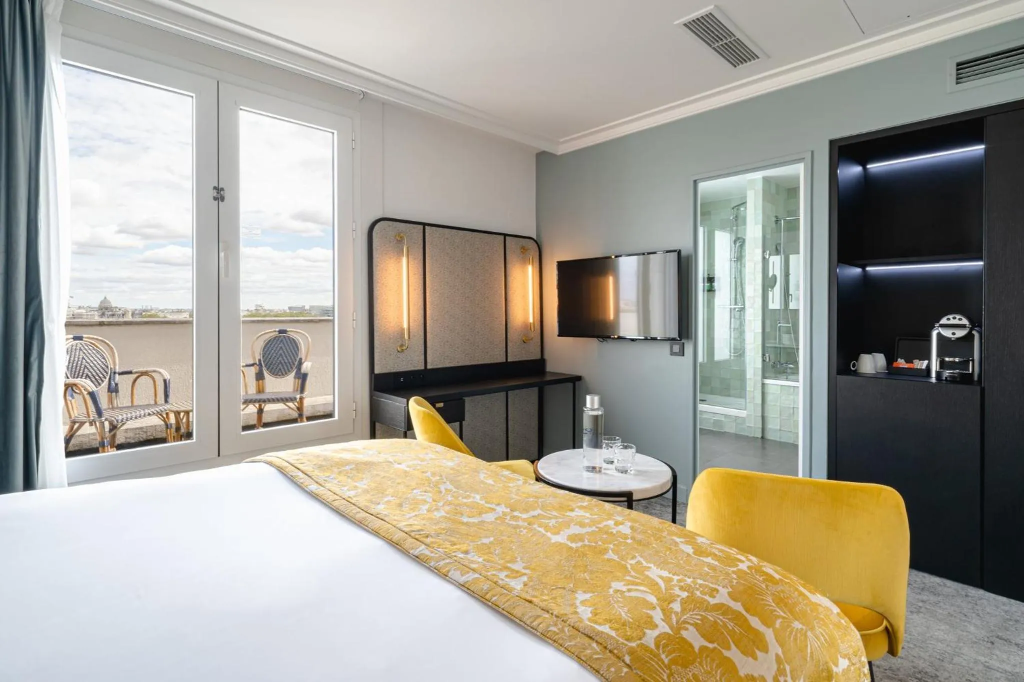 Photo of the whole room, Bed in voco Paris Montparnasse by IHG