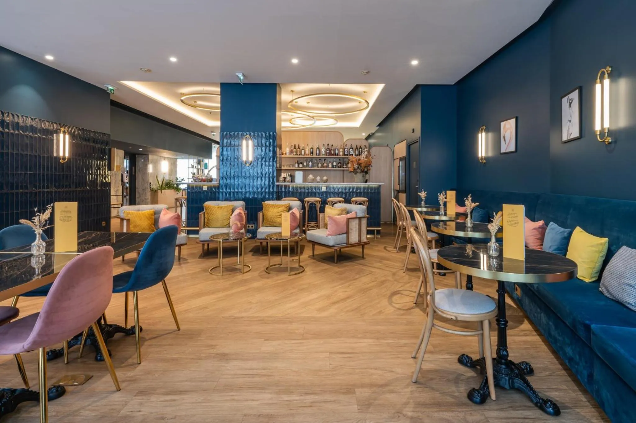 Lounge or bar in voco Paris Montparnasse by IHG