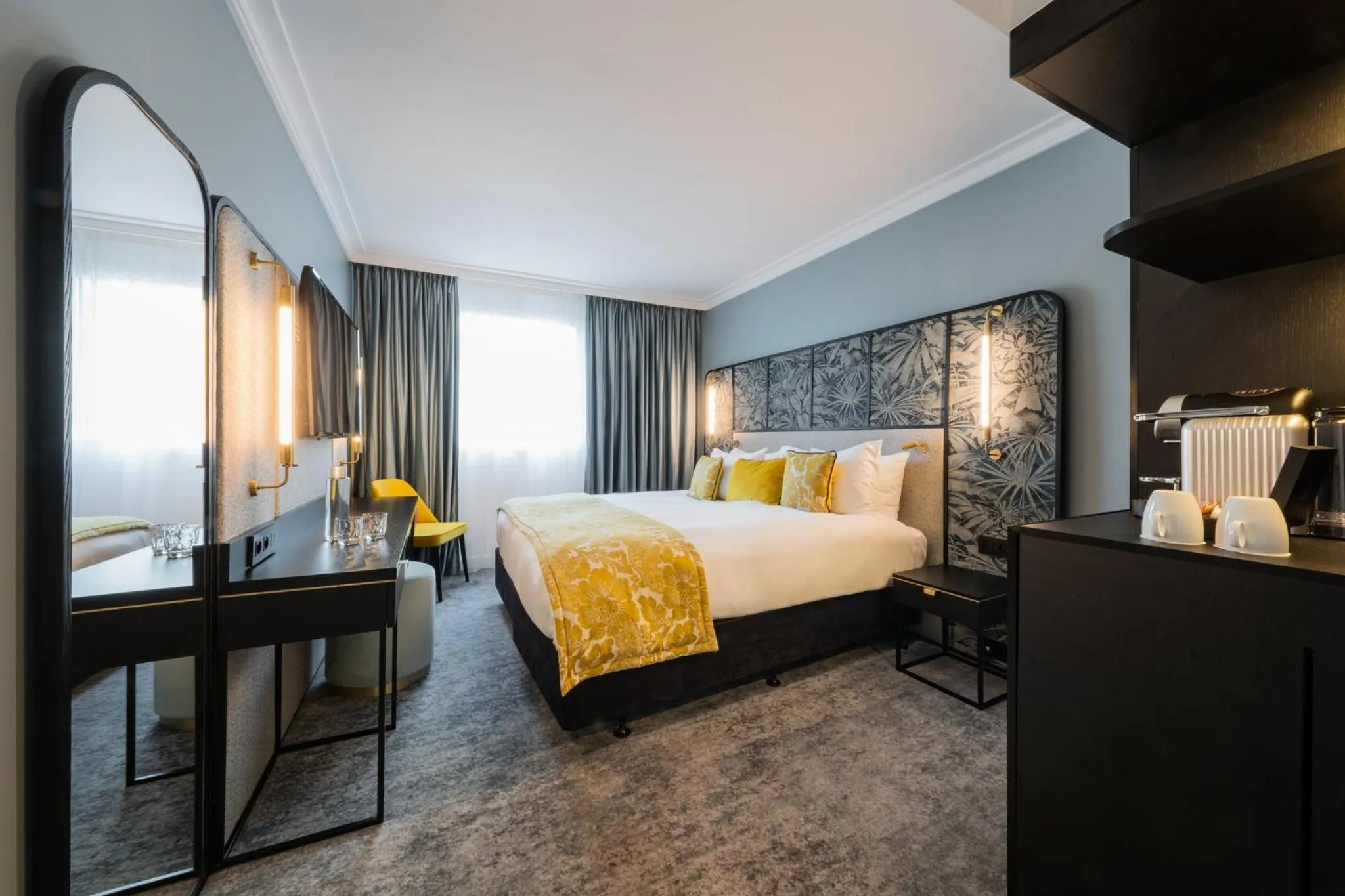 Photo of the whole room, Bed in voco Paris Montparnasse by IHG