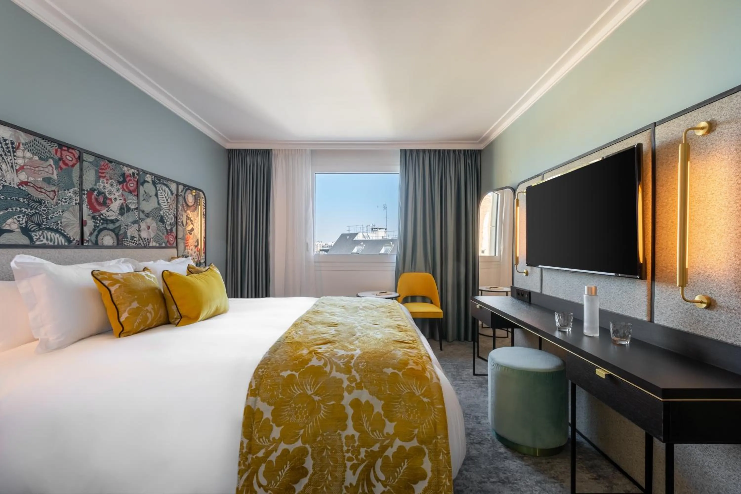 Photo of the whole room, Bed in voco Paris Montparnasse by IHG