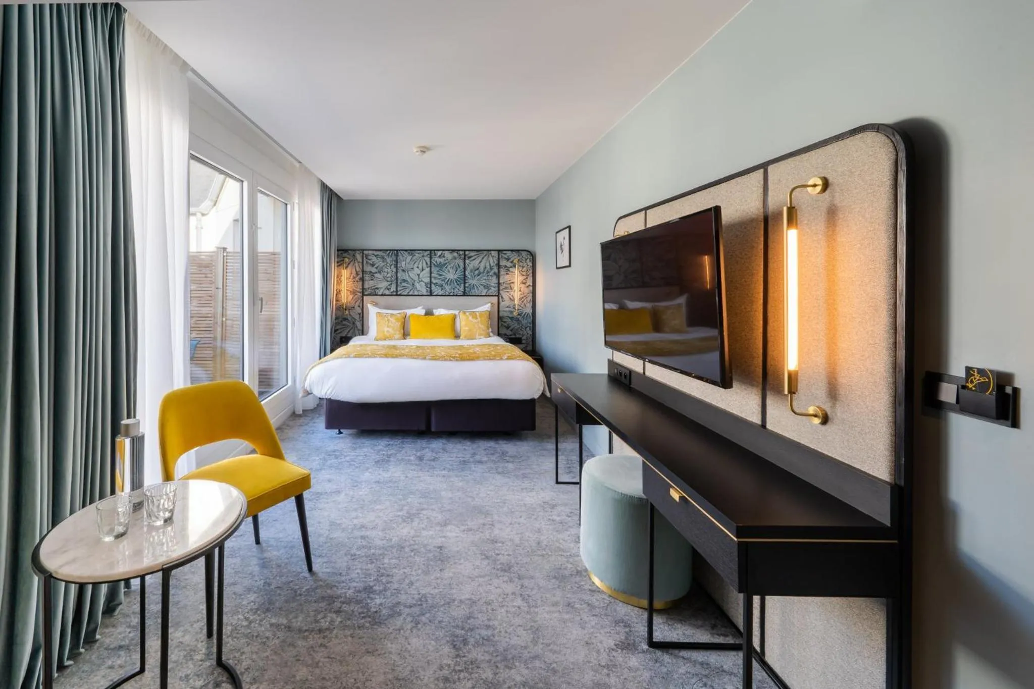 Photo of the whole room, Bed in voco Paris Montparnasse by IHG