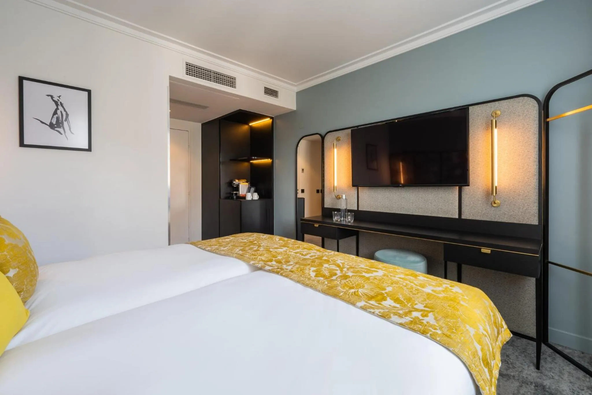 Photo of the whole room, Bed in voco Paris Montparnasse by IHG