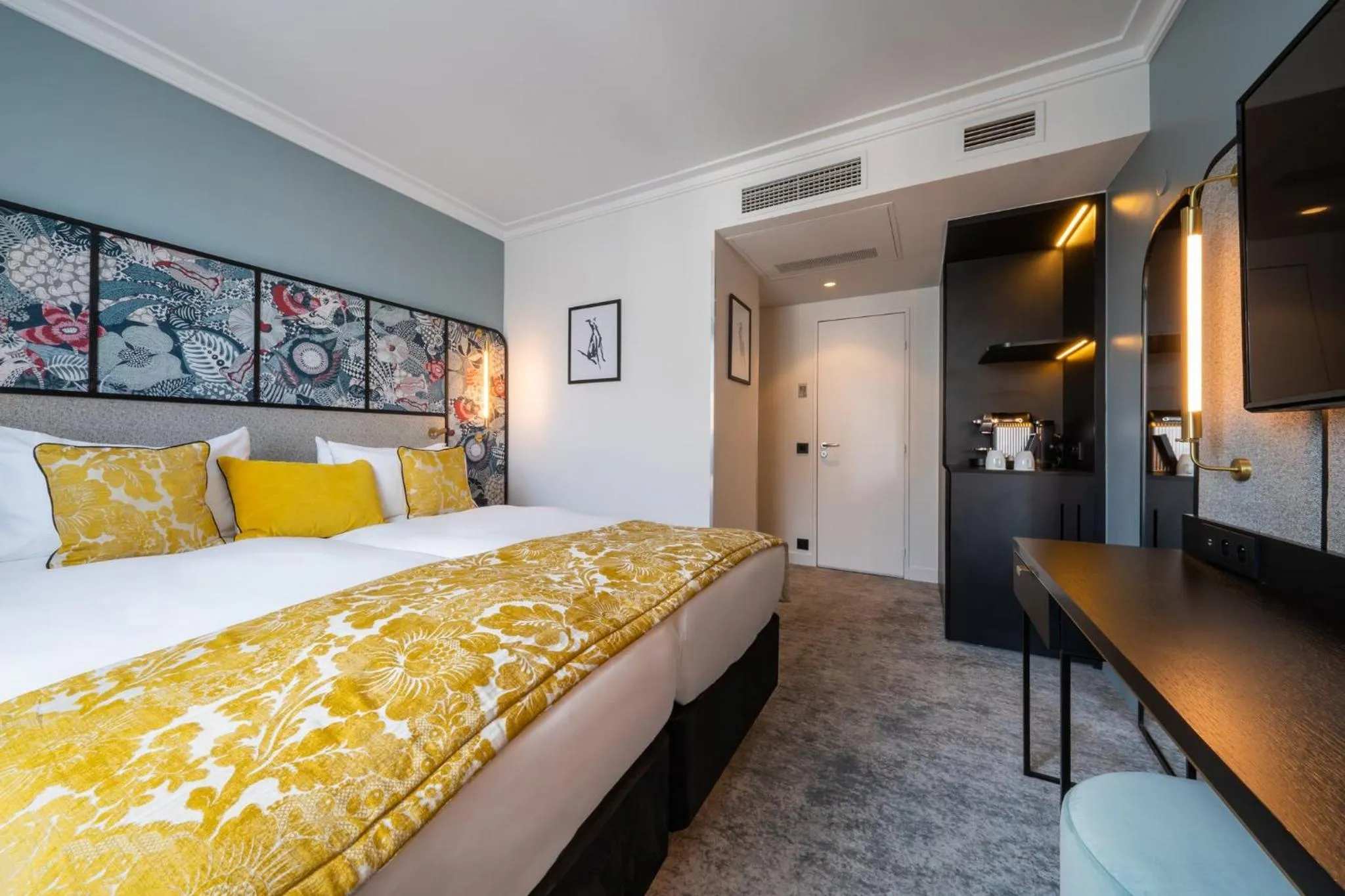 Photo of the whole room, Bed in voco Paris Montparnasse by IHG