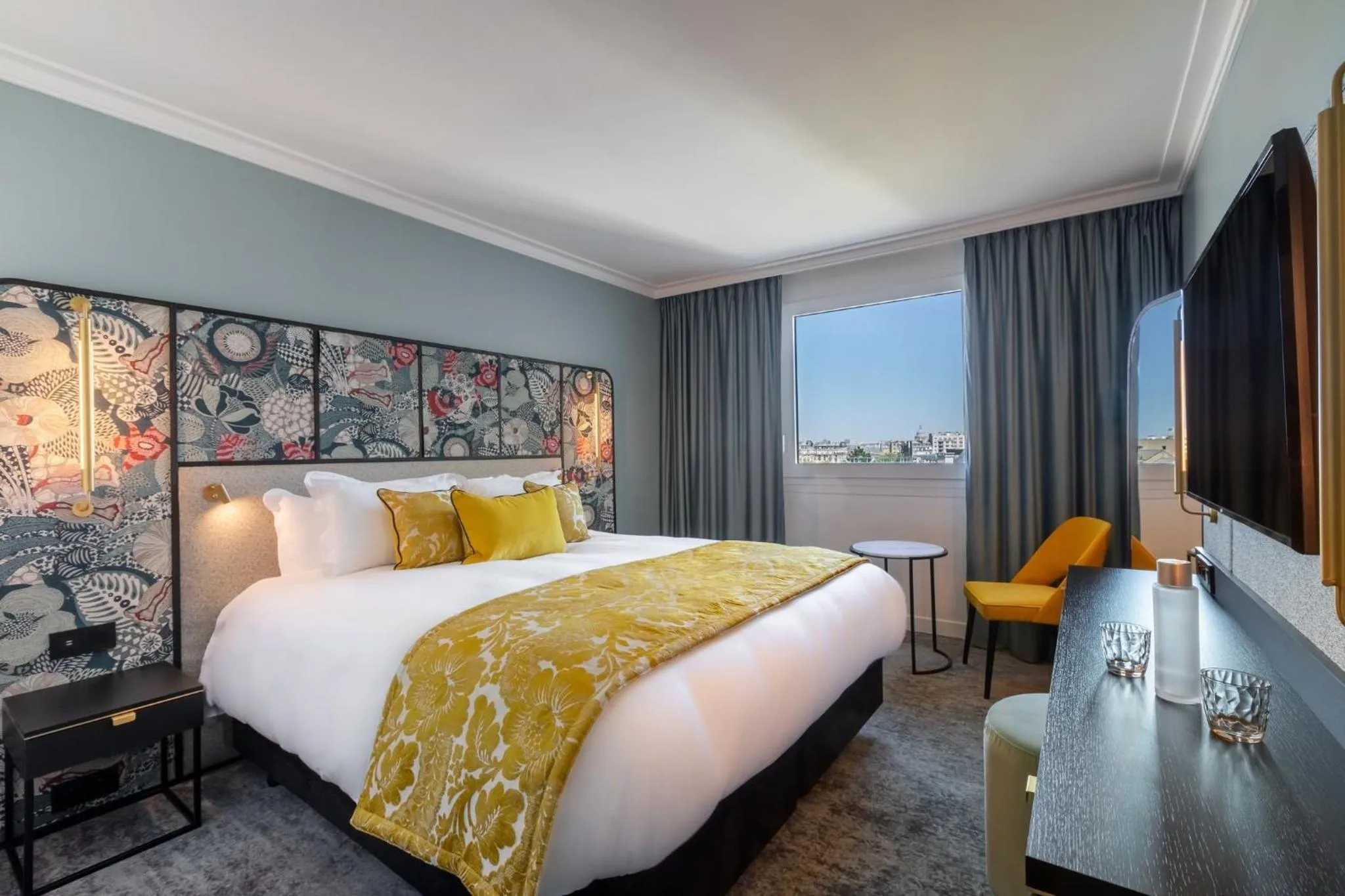 Photo of the whole room, Bed in voco Paris Montparnasse by IHG