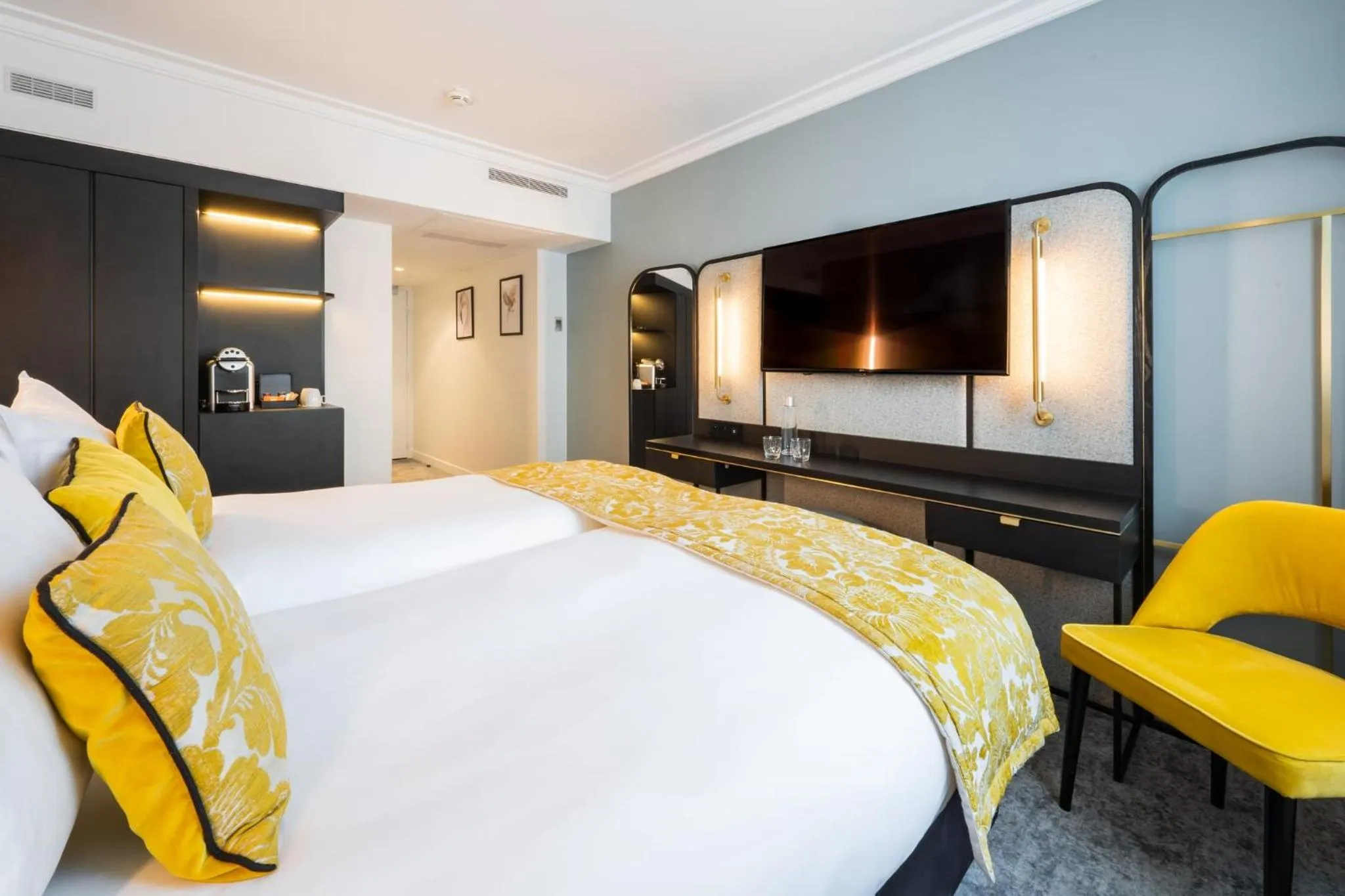 Photo of the whole room, Bed in voco Paris Montparnasse by IHG