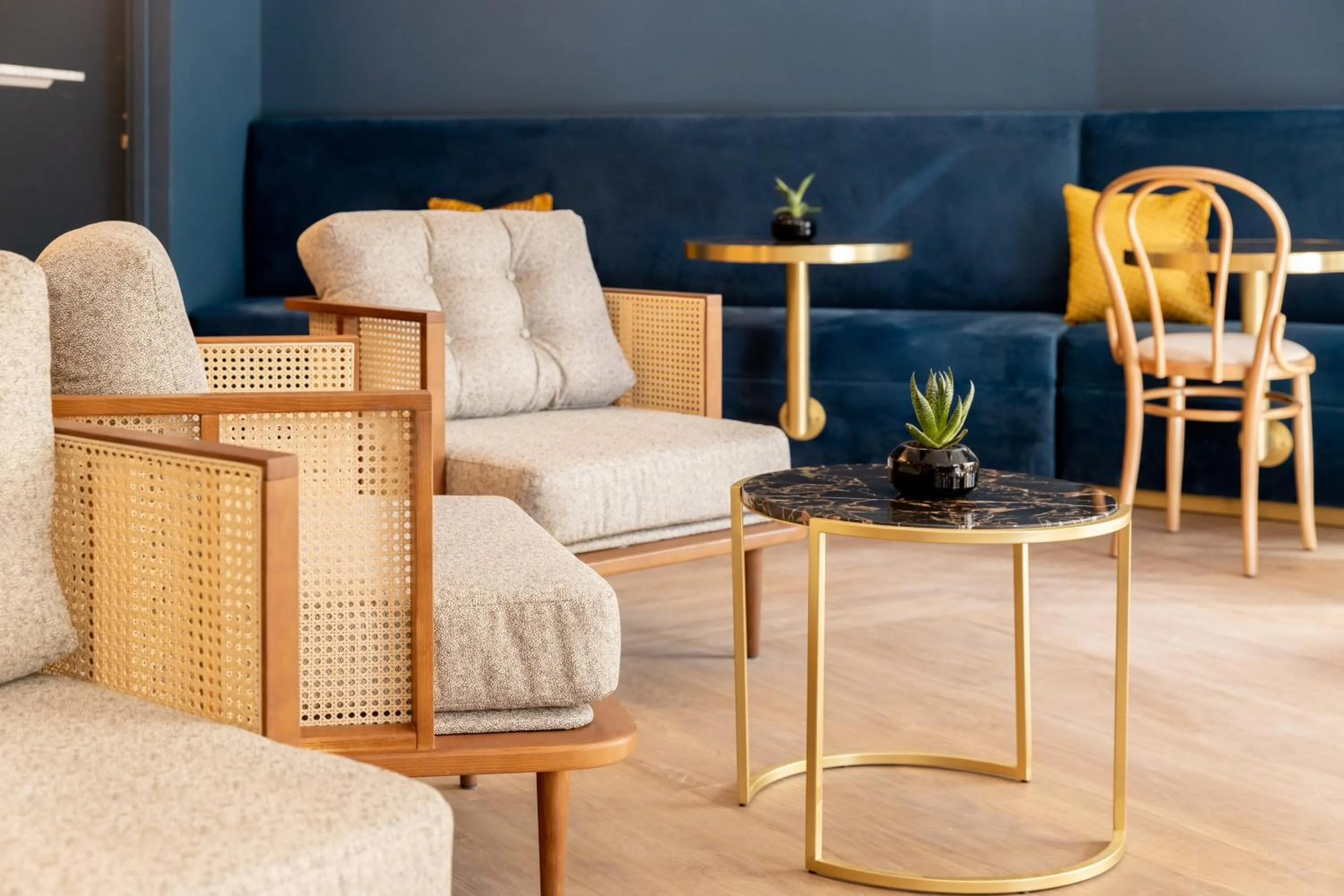 Lounge or bar in voco Paris Montparnasse by IHG