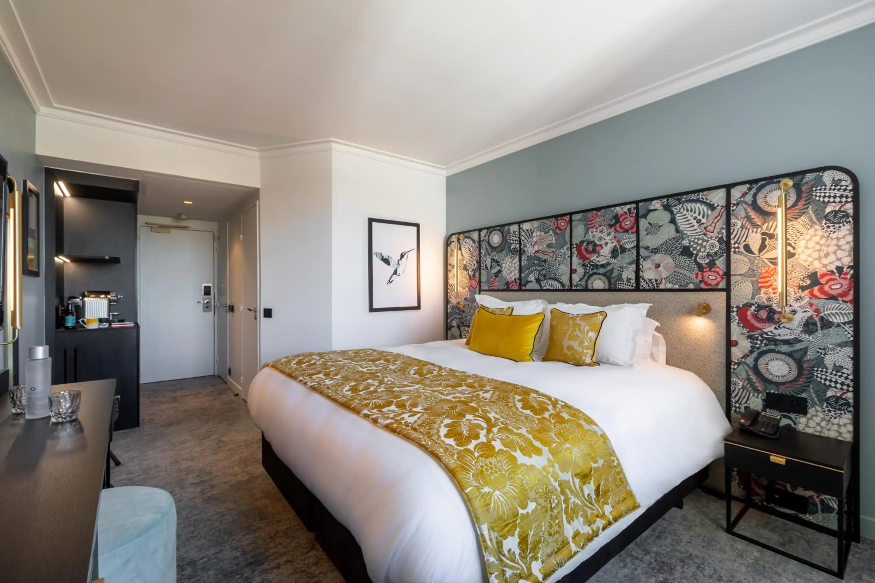 Photo of the whole room, Bed in voco Paris Montparnasse by IHG