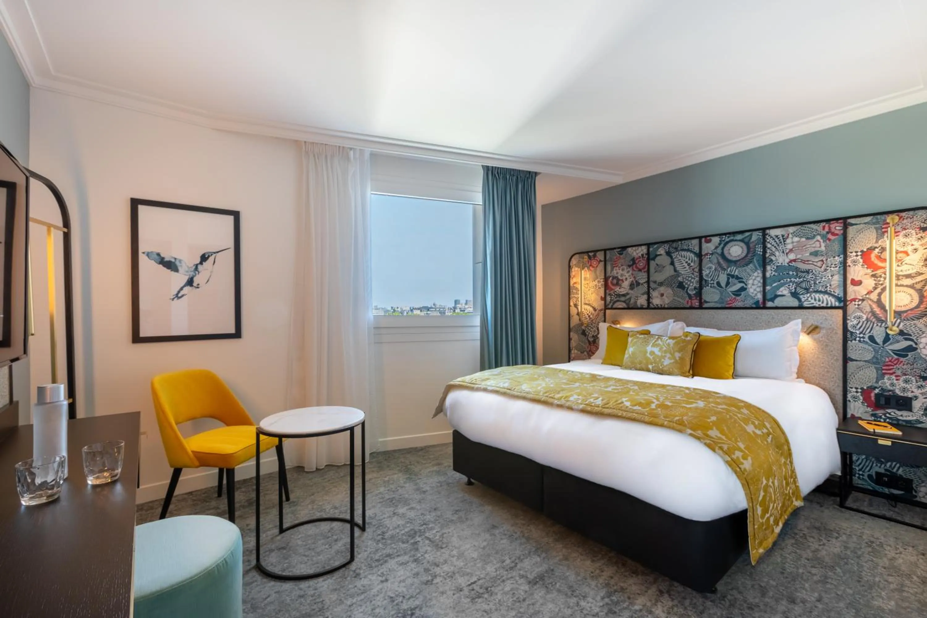 Photo of the whole room, Bed in voco Paris Montparnasse by IHG