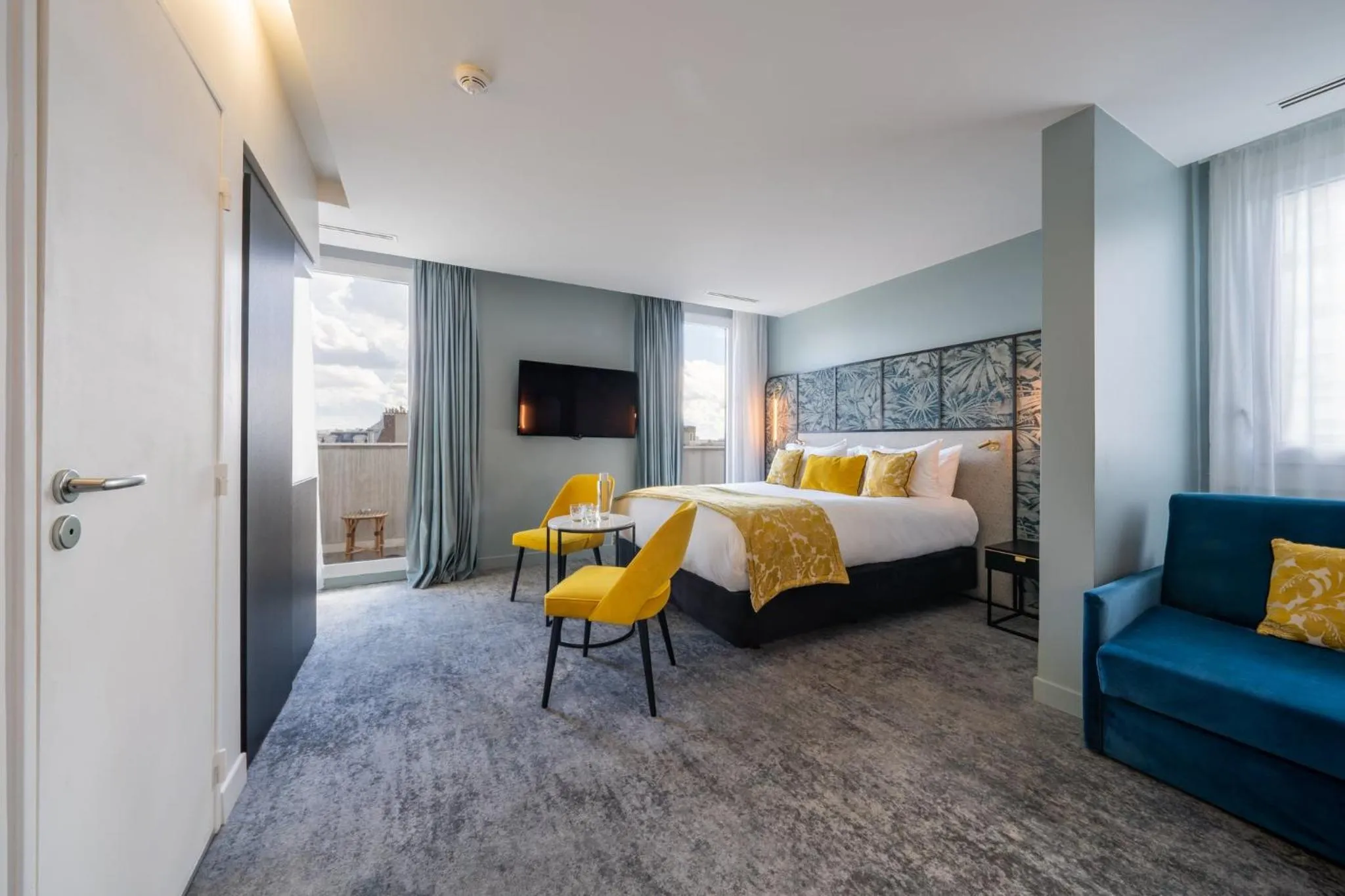 Photo of the whole room, Bed in voco Paris Montparnasse by IHG