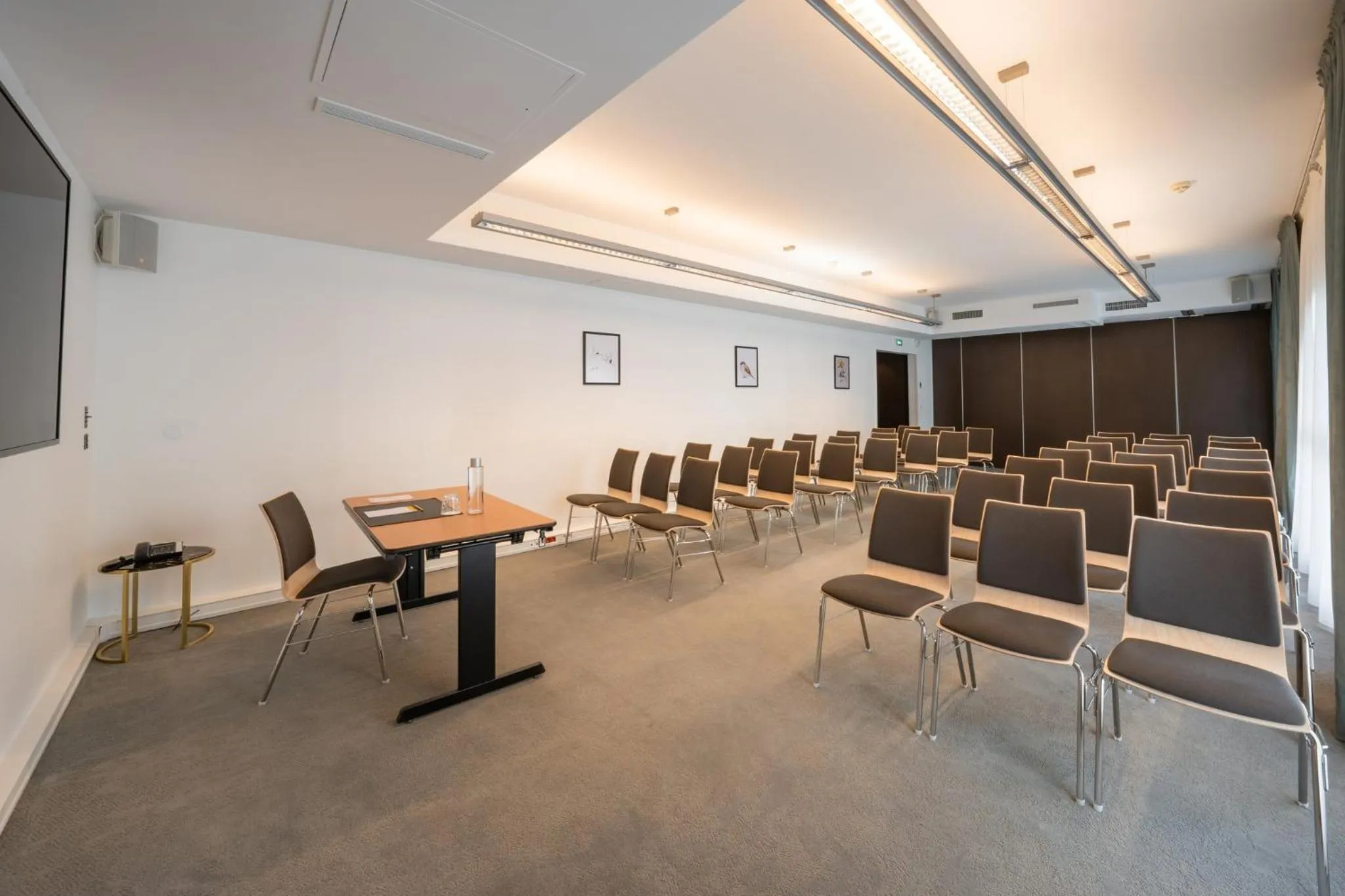 Meeting/conference room in voco Paris Montparnasse by IHG