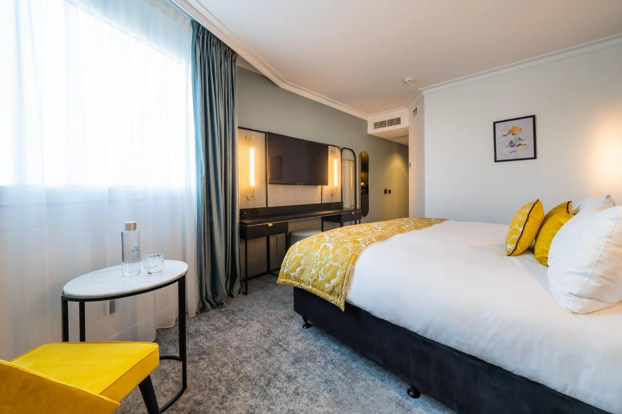 Photo of the whole room, Bed in voco Paris Montparnasse by IHG