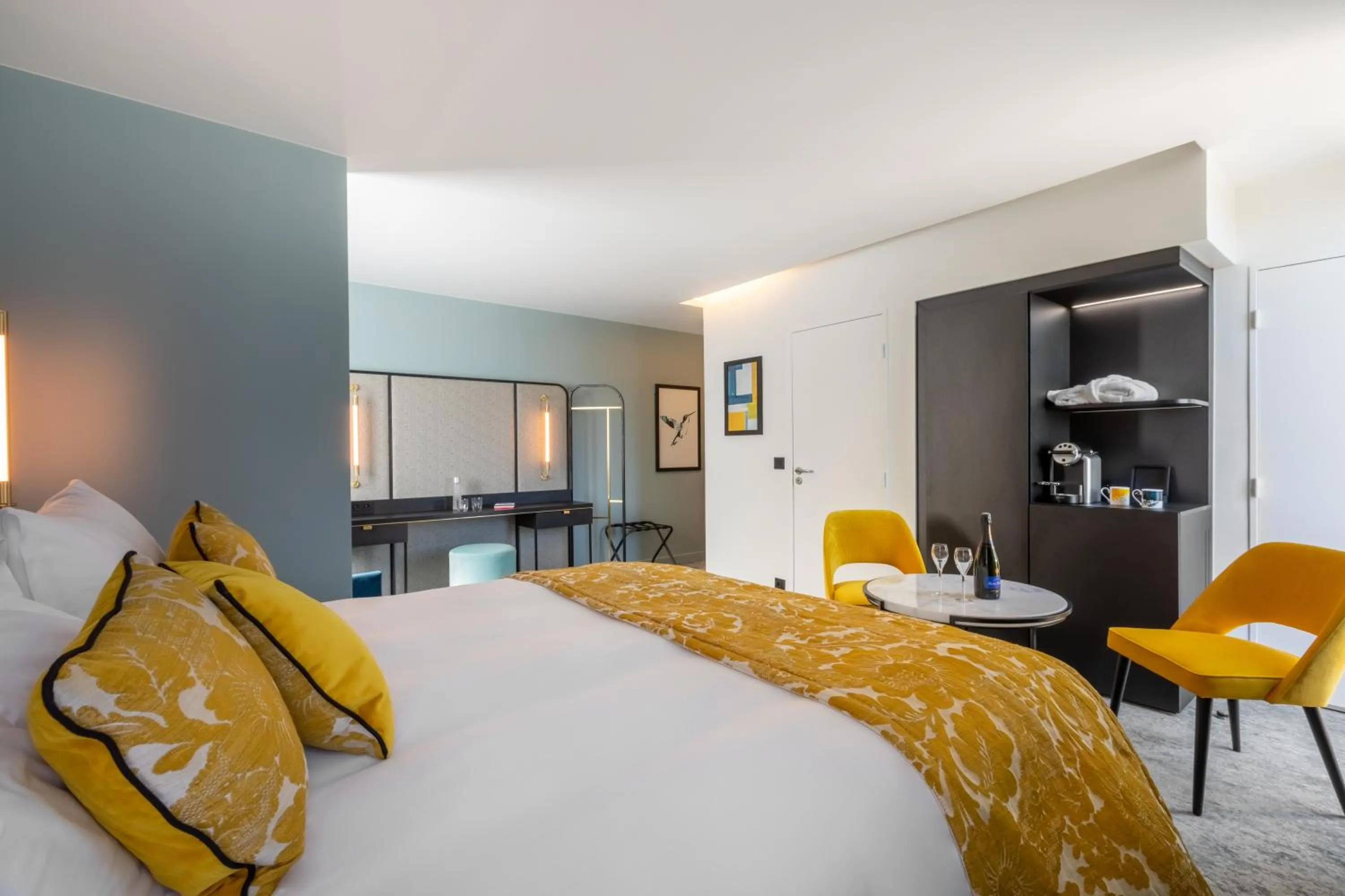 Photo of the whole room, Bed in voco Paris Montparnasse by IHG