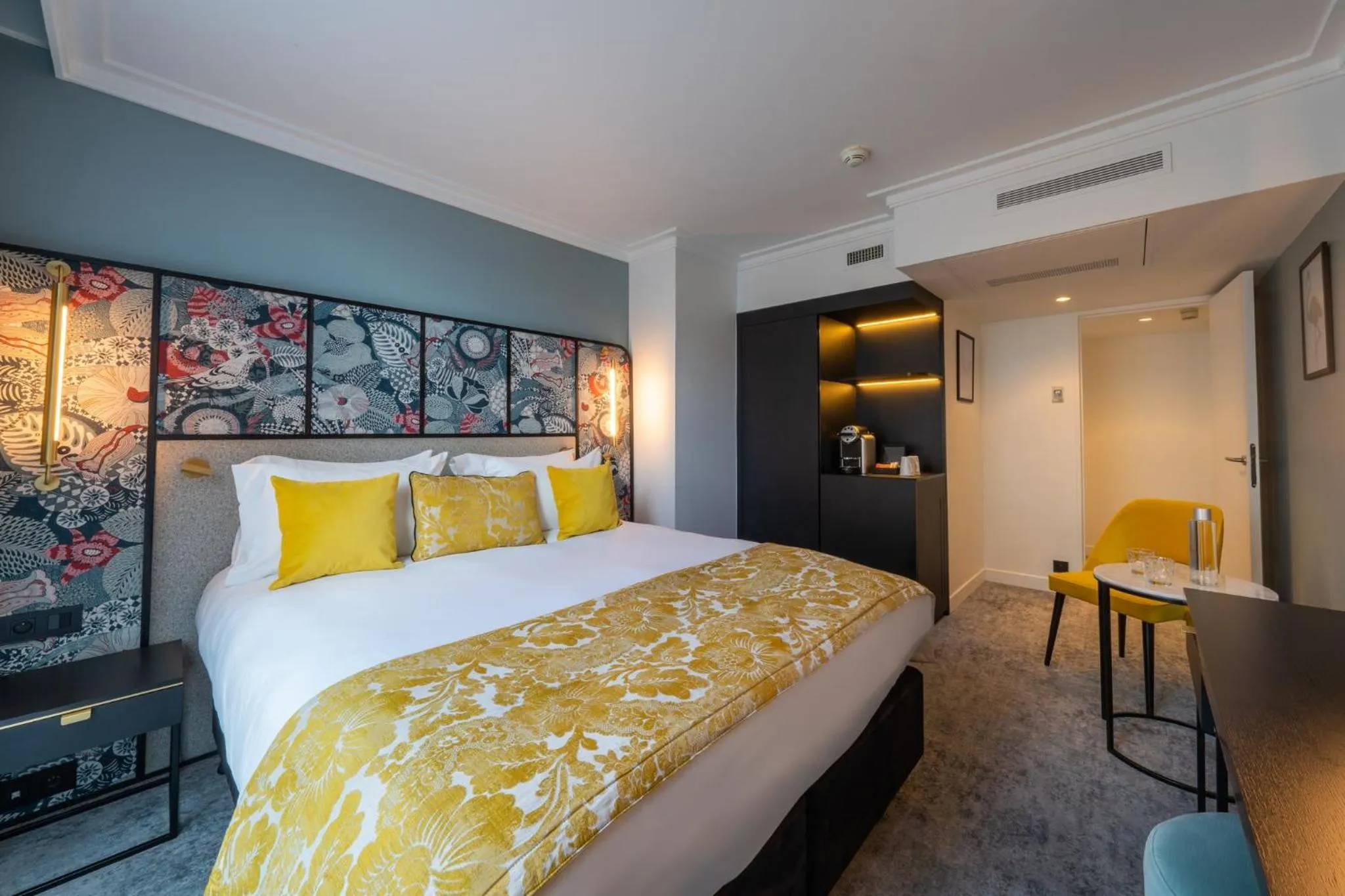 Photo of the whole room, Bed in voco Paris Montparnasse by IHG