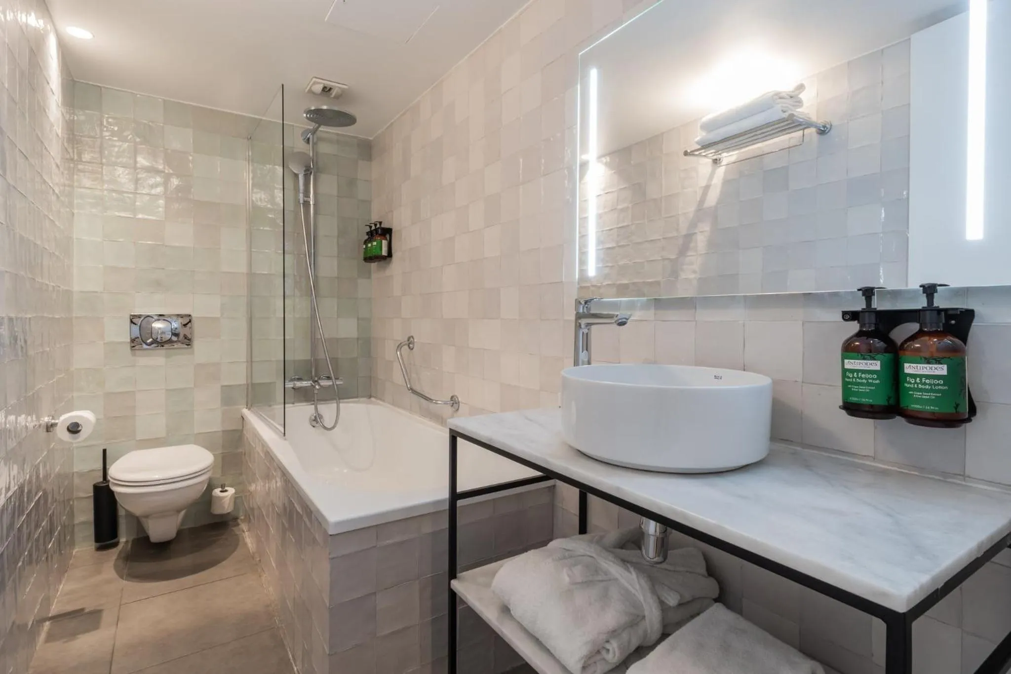 Bathroom in voco Paris Montparnasse by IHG