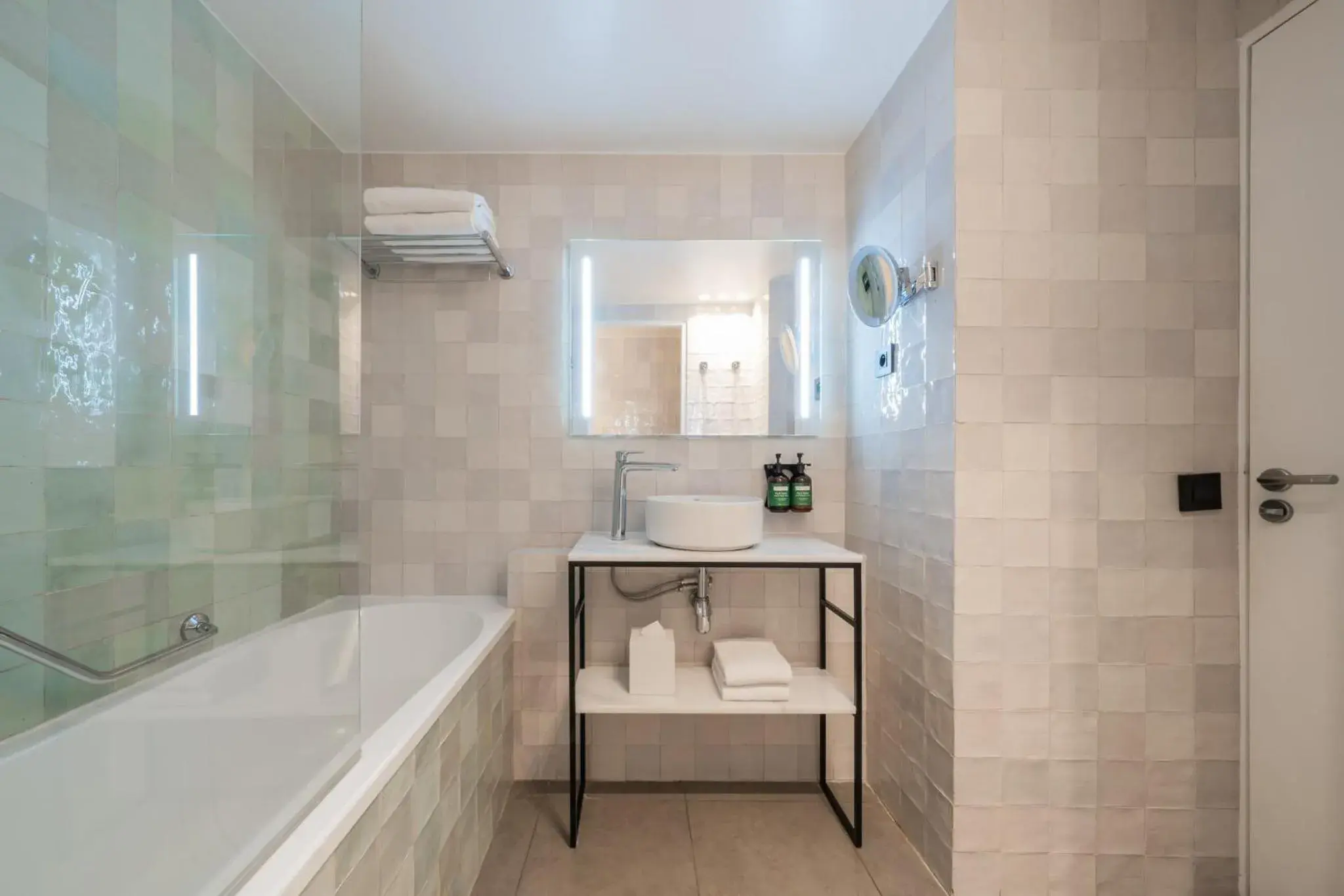 Standard Queen Room with Balcony in voco Paris Montparnasse by IHG Standard Queen Room with Balcony in voco Paris Montparnasse by IHG