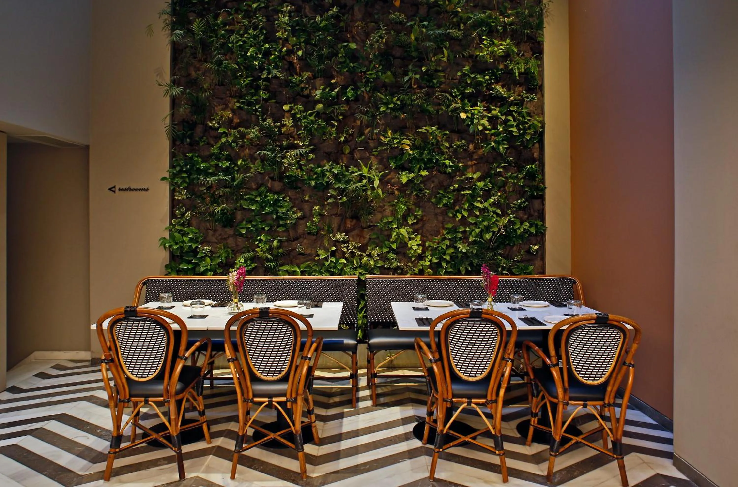 Restaurant/places to eat in Hotel Lozenge