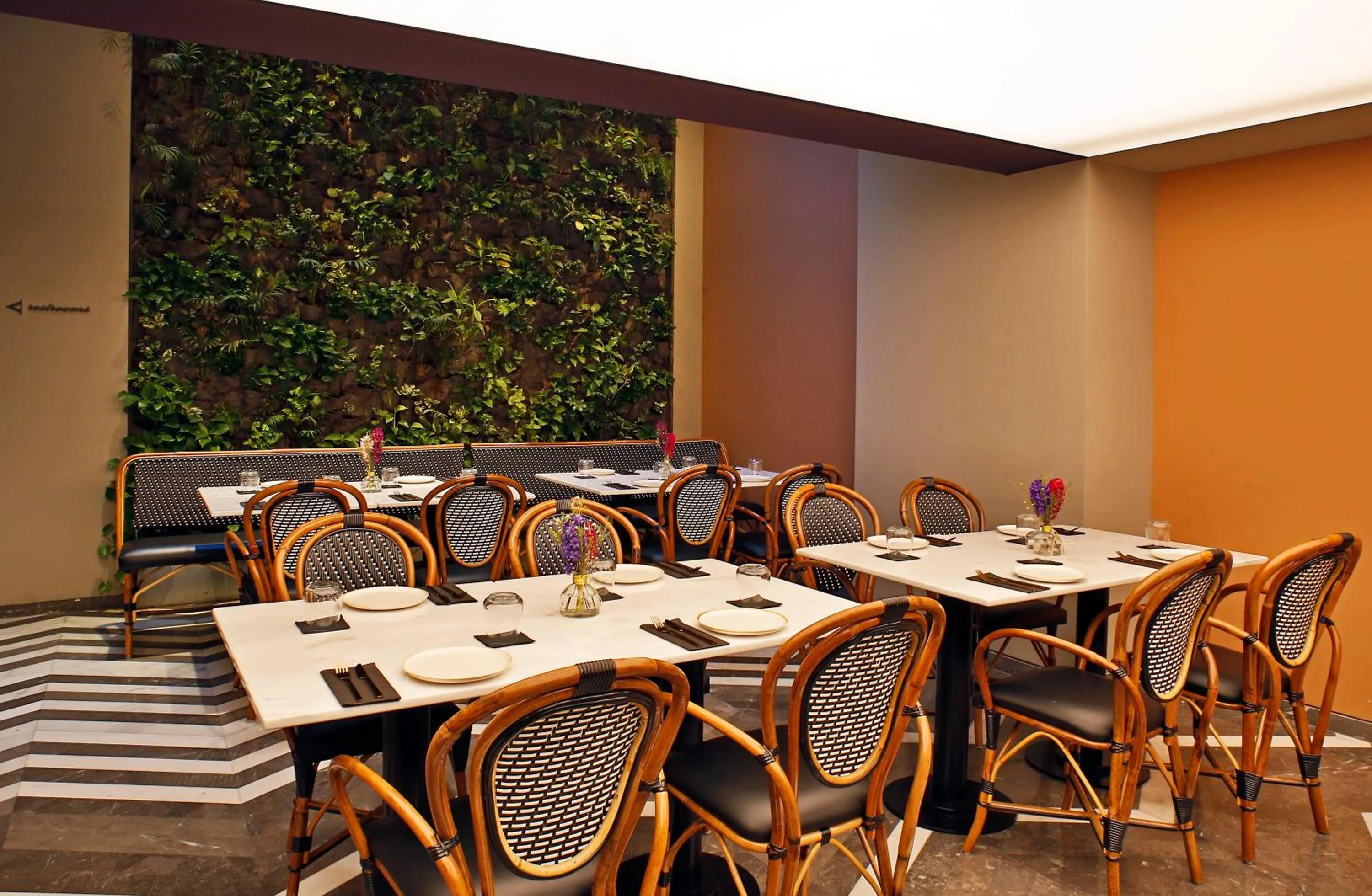 Restaurant/places to eat in Hotel Lozenge