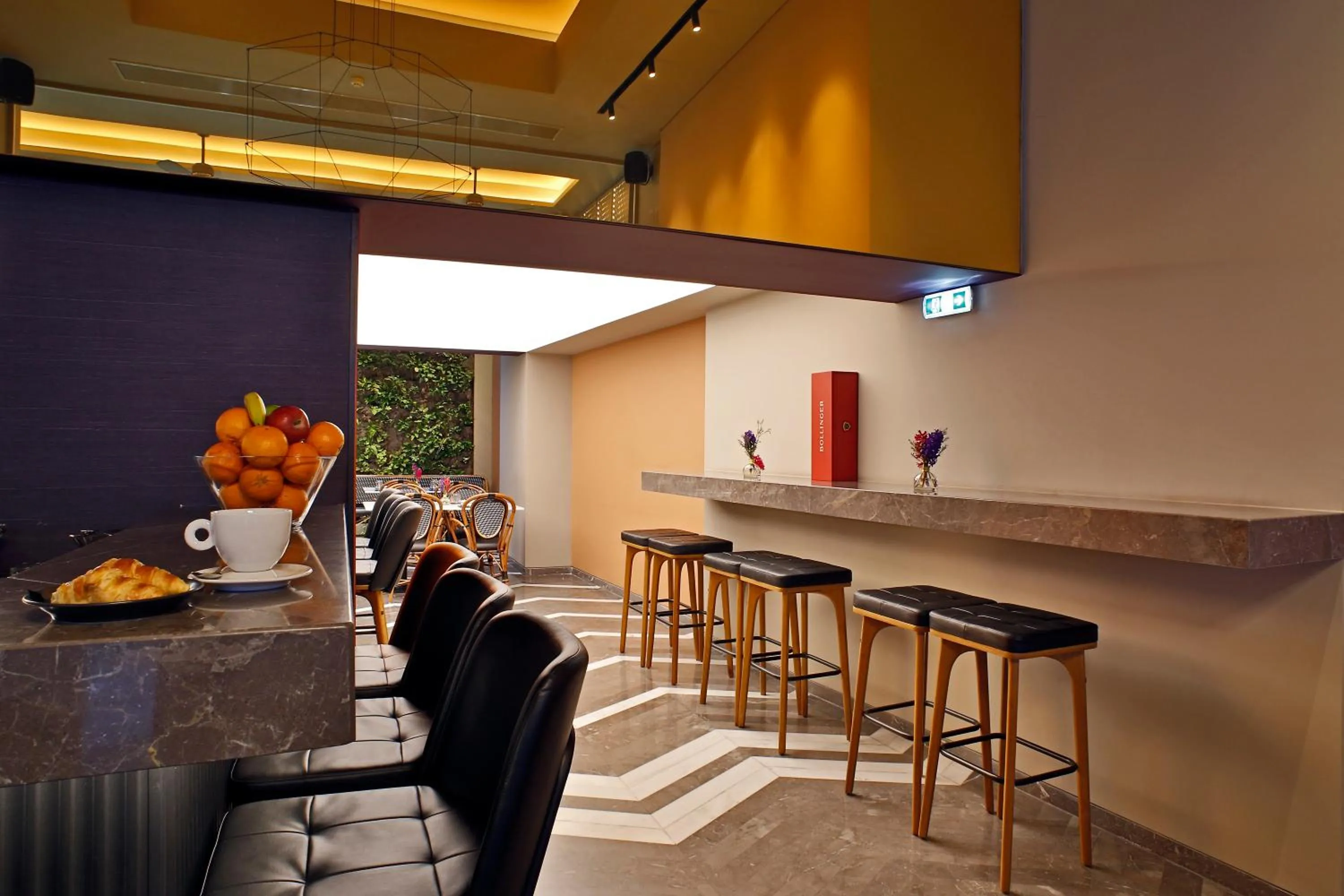 Restaurant/places to eat in Hotel Lozenge