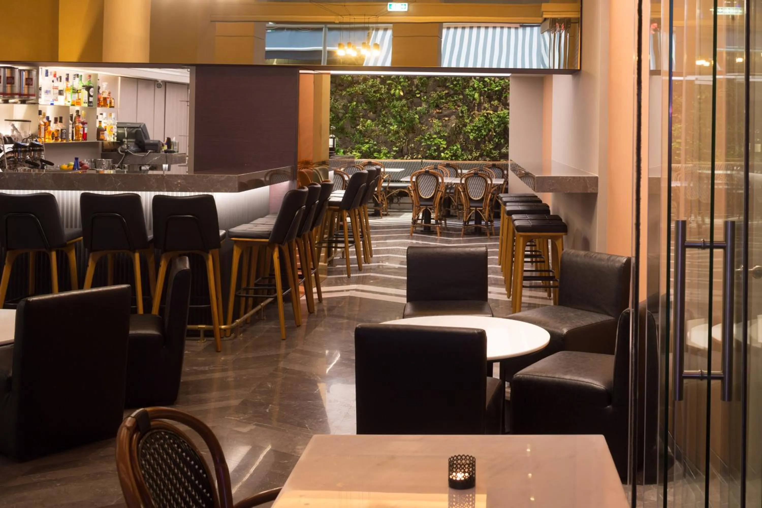 Restaurant/places to eat in Hotel Lozenge