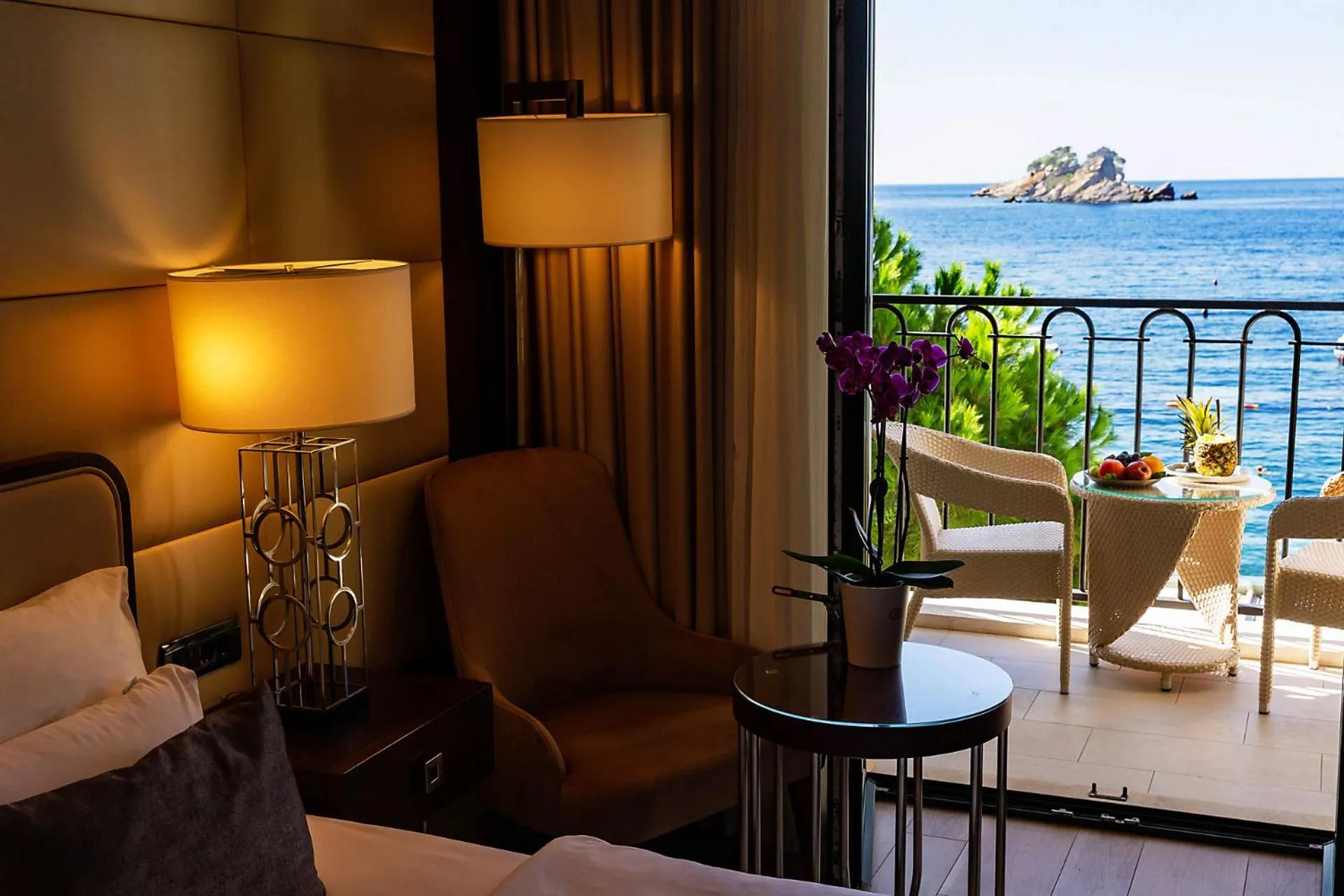 Sea view, Bed in Hotel Riva by Aycon