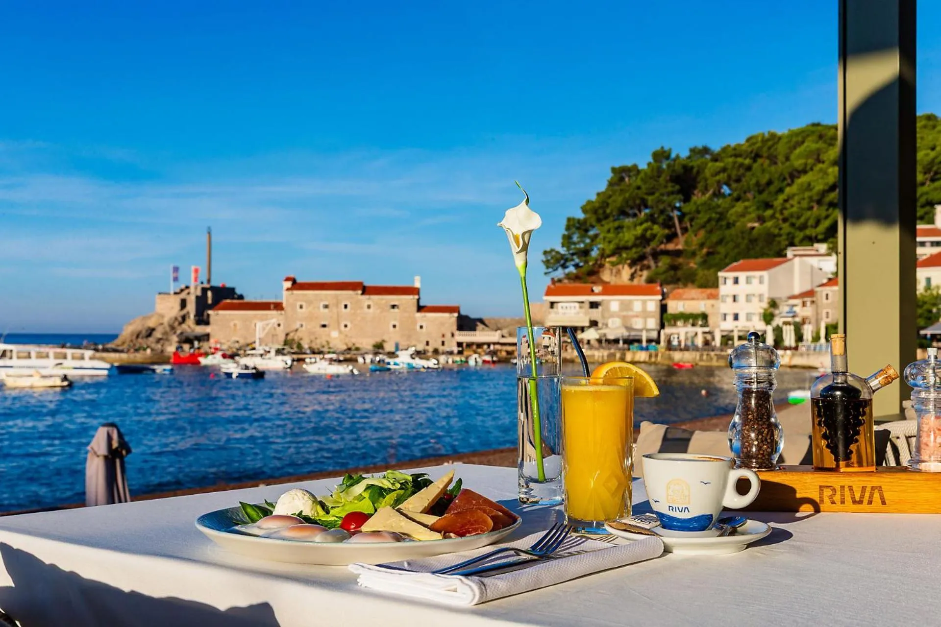 Restaurant/places to eat in Hotel Riva by Aycon